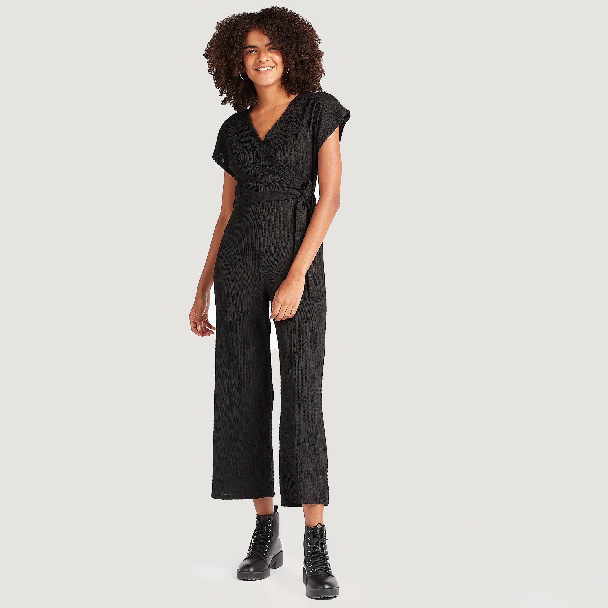 جمبسوت طويل بارز الملمس بأكمام كاب وحزام ربط-women-clothing-jumpsuits-image-2