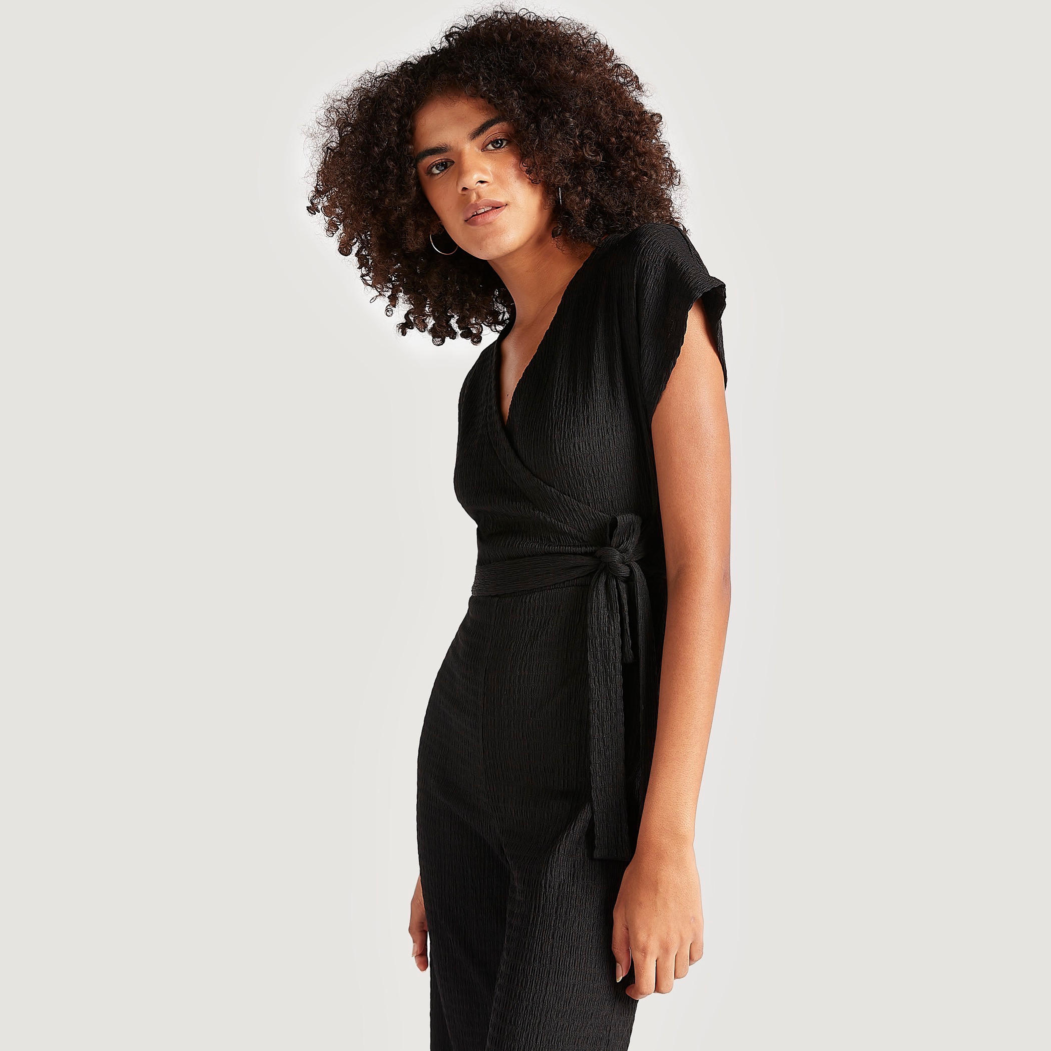 جمبسوت طويل بارز الملمس بأكمام كاب وحزام ربط-women-clothing-jumpsuits-image-3