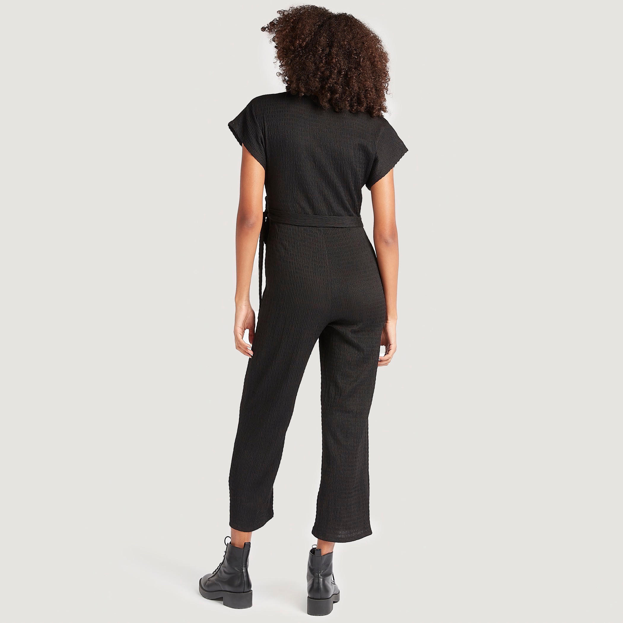 جمبسوت طويل بارز الملمس بأكمام كاب وحزام ربط-women-clothing-jumpsuits-image-4