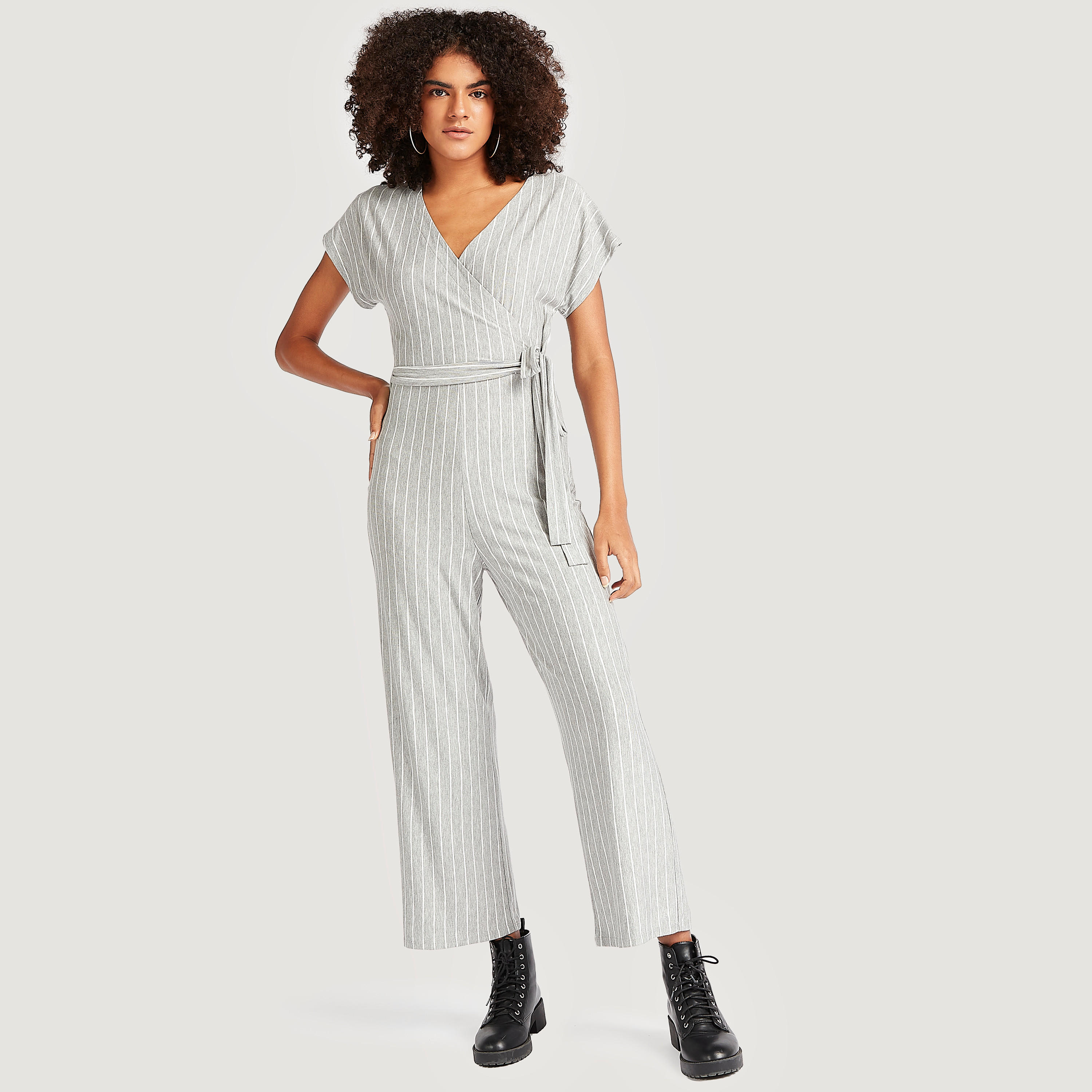 جمبسوت طويل مقلّم بأكمام كاب وحزام ربط-women-clothing-jumpsuits-image-1