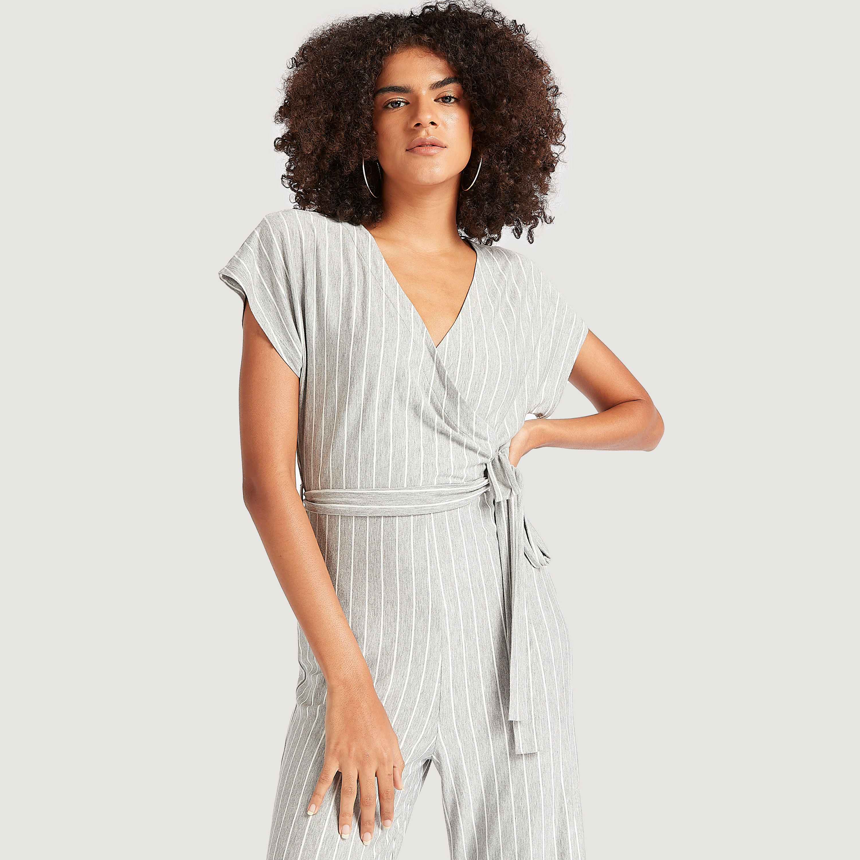 جمبسوت طويل مقلّم بأكمام كاب وحزام ربط-women-clothing-jumpsuits-image-2