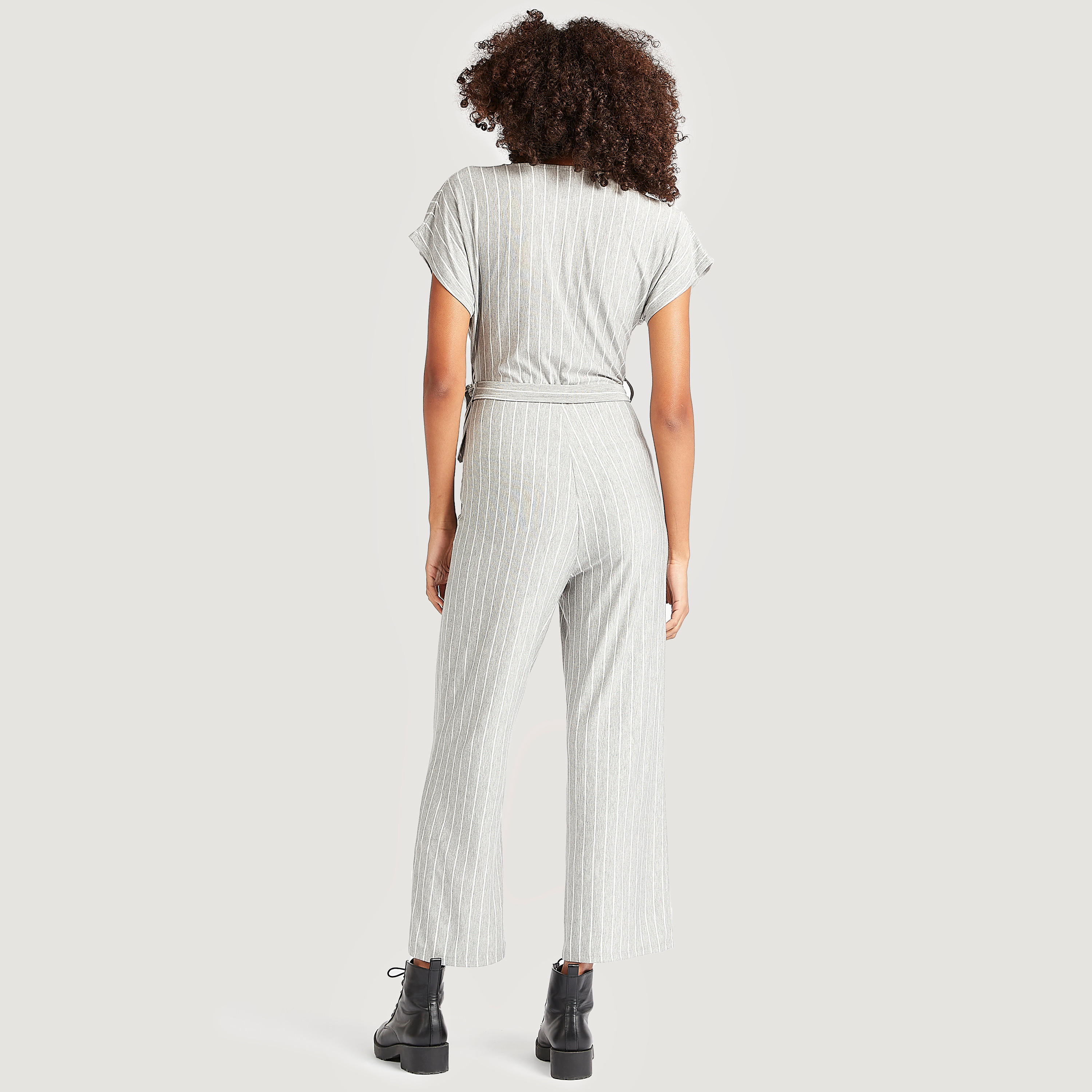 جمبسوت طويل مقلّم بأكمام كاب وحزام ربط-women-clothing-jumpsuits-image-3