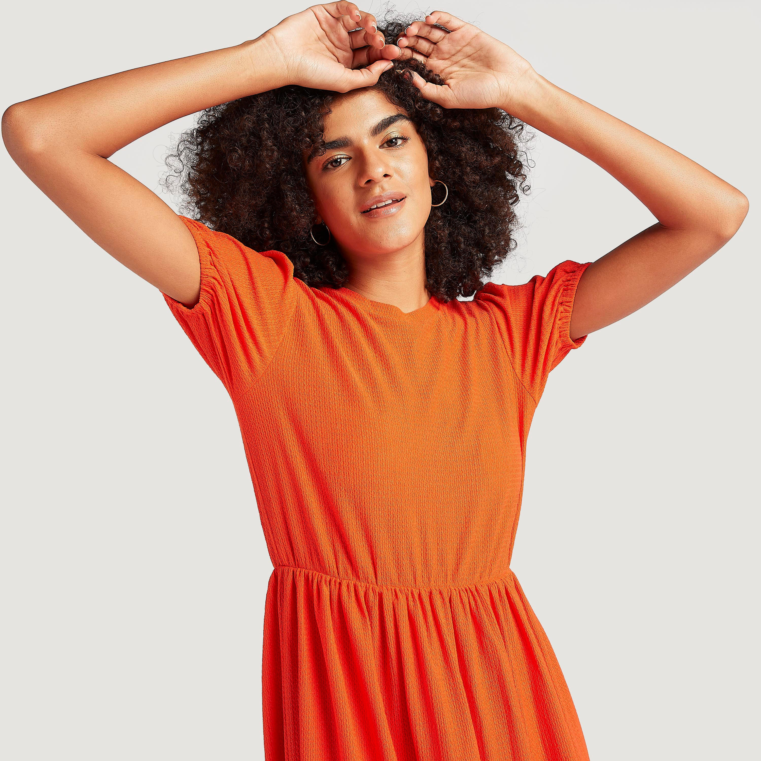 فستان ميدي إيه لاين ميدي بارز الملمس بأكمام قصيرة منفوخة وياقة ضيّقة-women-clothing-dresses-image-1