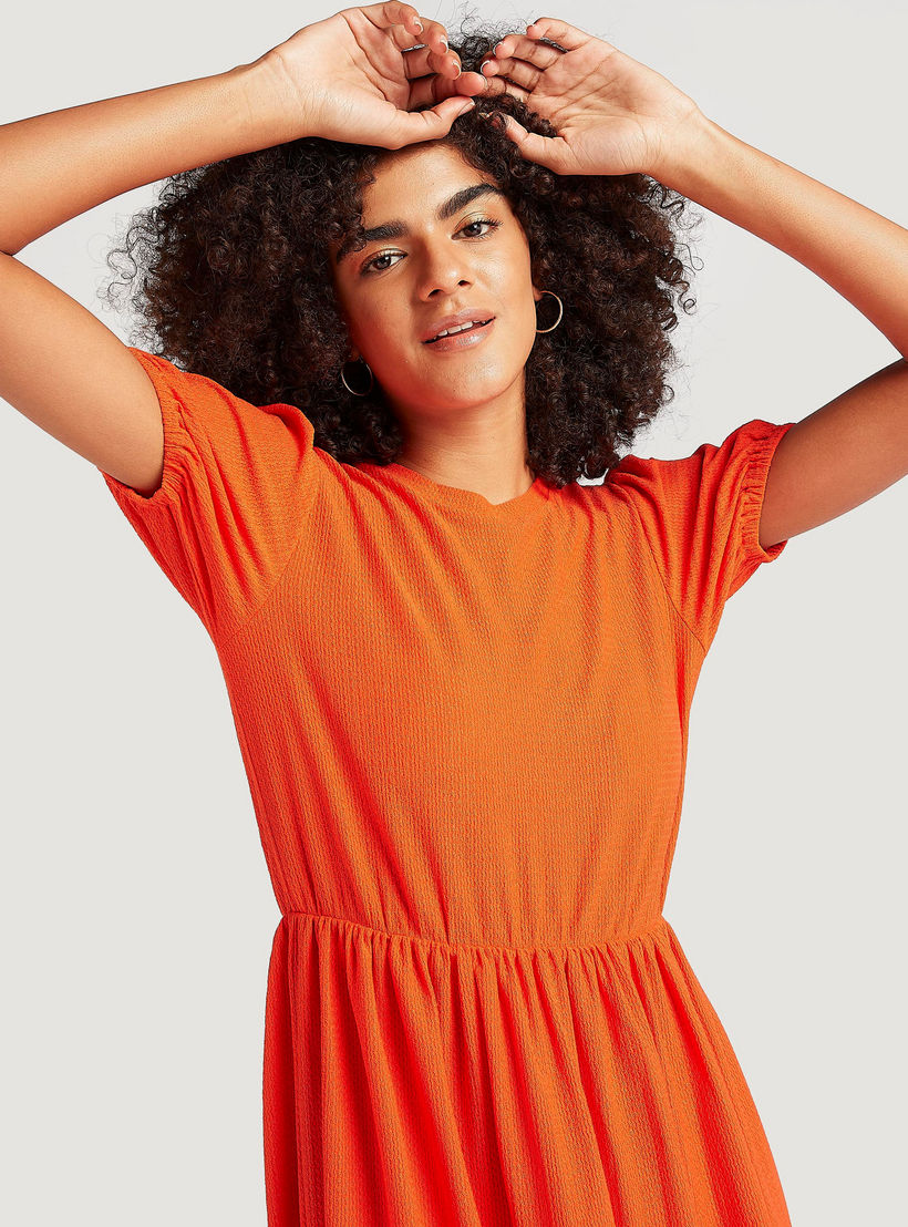 فستان ميدي إيه لاين ميدي بارز الملمس بأكمام قصيرة منفوخة وياقة ضيّقة-women-clothing-dresses-image-1