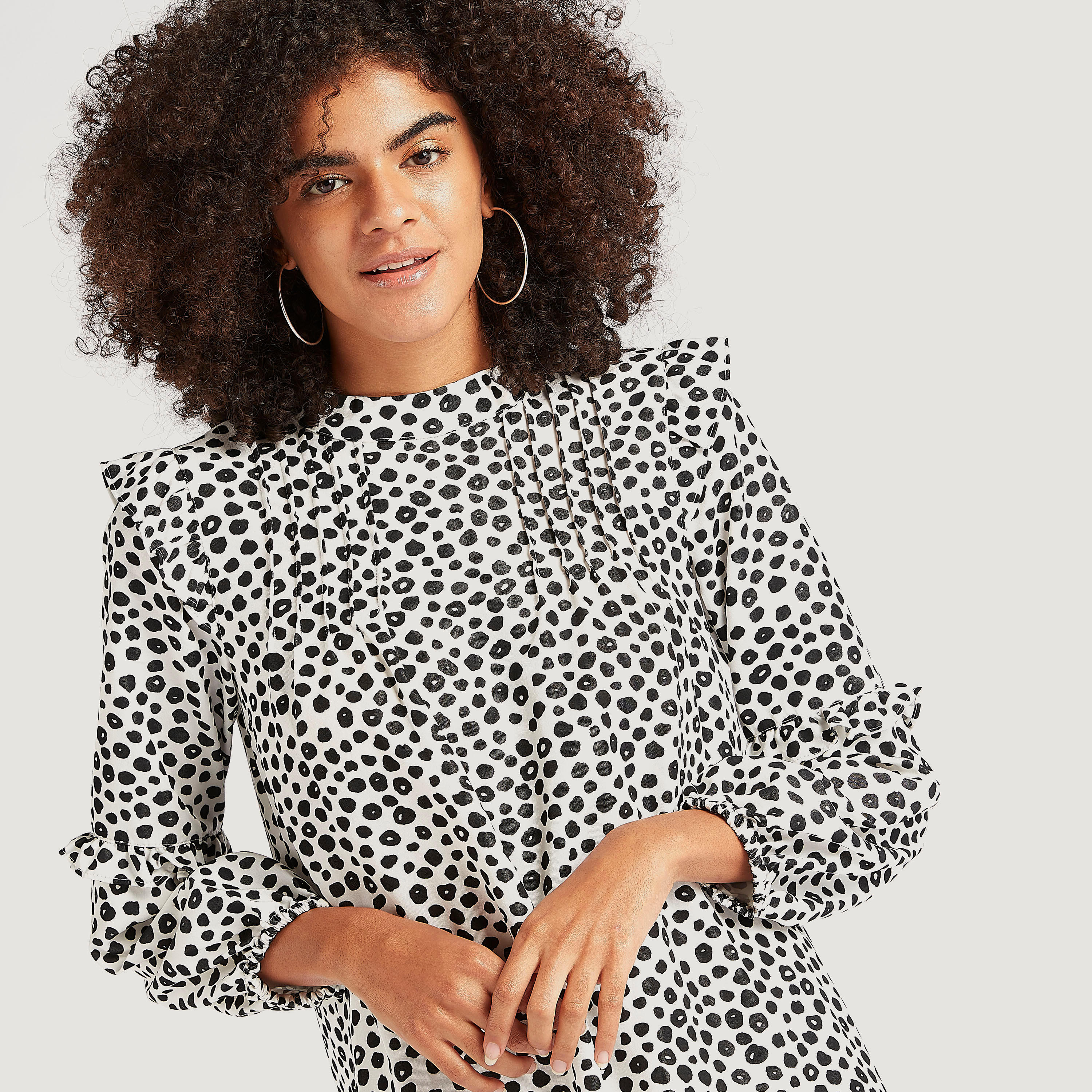 فستان قصير واسع بطبعات وأكمام طويلة وتفاصيل كشكشة-women-clothing-dresses-image-3