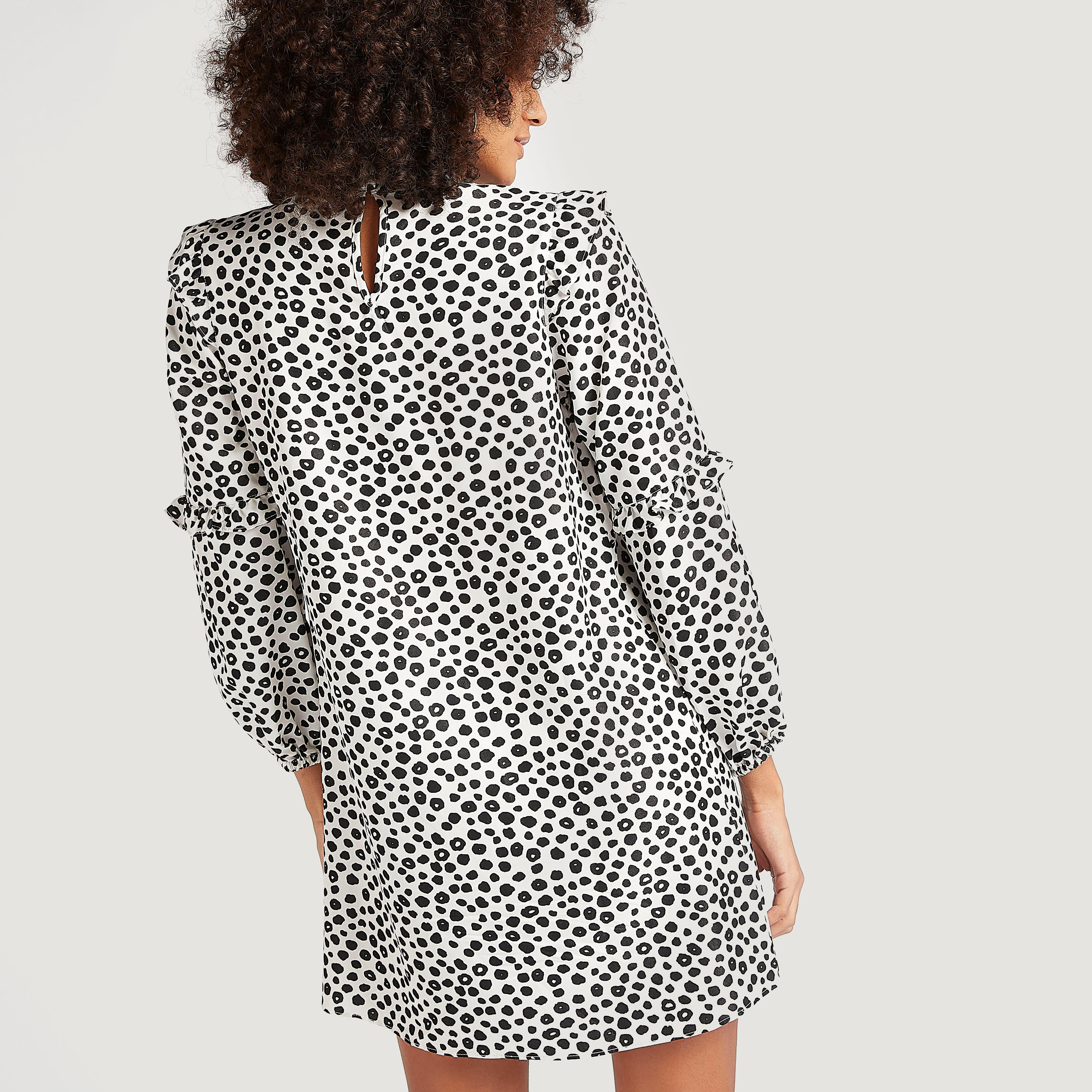 فستان قصير واسع بطبعات وأكمام طويلة وتفاصيل كشكشة-women-clothing-dresses-image-2