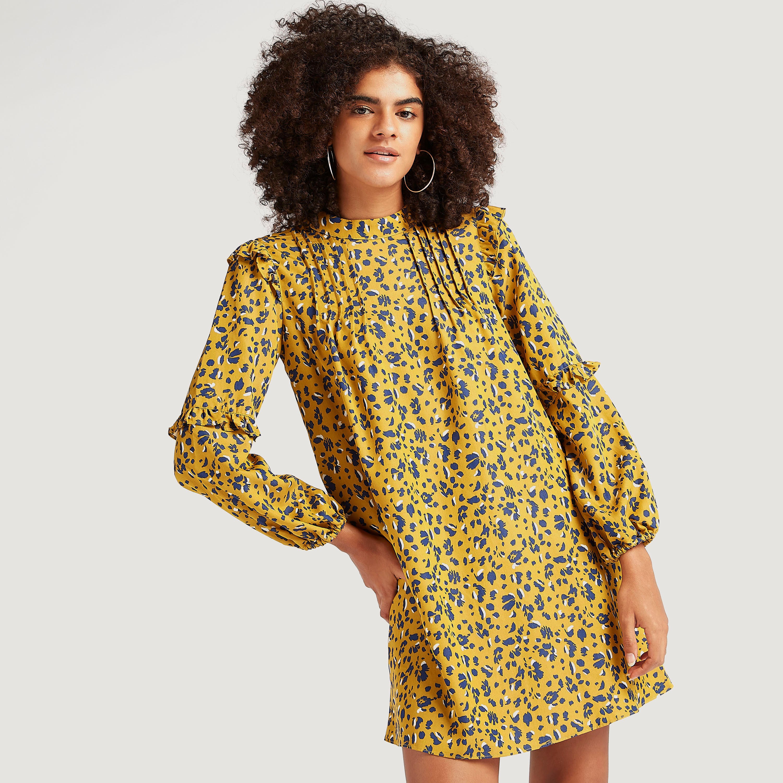 فستان قصير بطبعات أزهار وتفاصيل كشكشة وأكمام طويلة-women-clothing-dresses-image-1