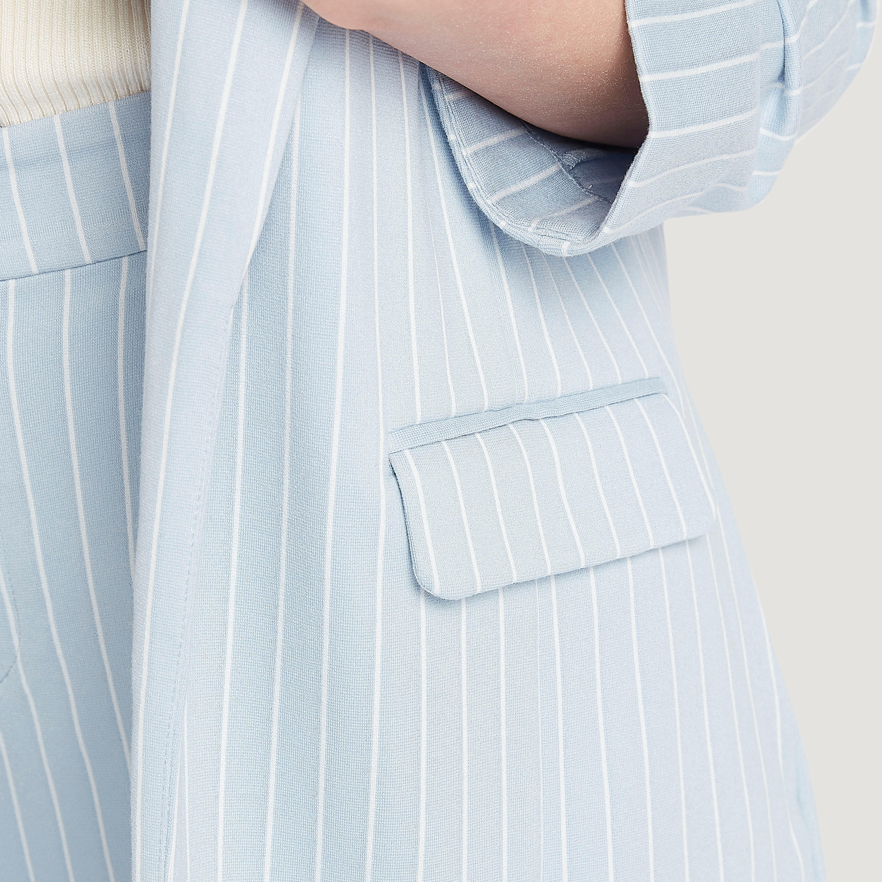 بليزر طويل مخطط بجيوب وأكمام طويلة-women-clothing-coatsandjackets-blazers-image-3