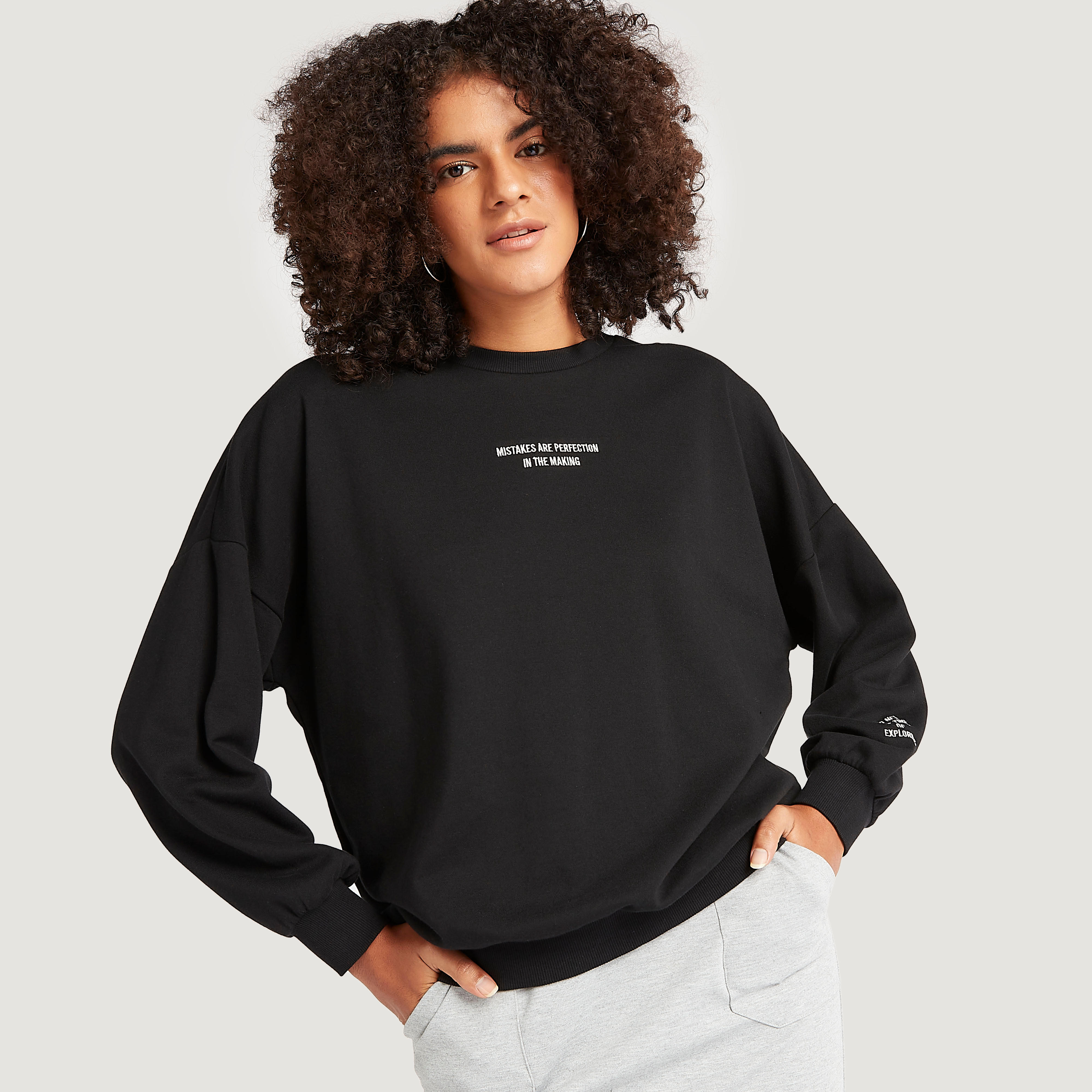 سويت شيرت بياقة ضيقة وأكمام طويلة وتطريز شعار-women-winterwear-hoodiesandsweatshirts-sweatshirts-image-1