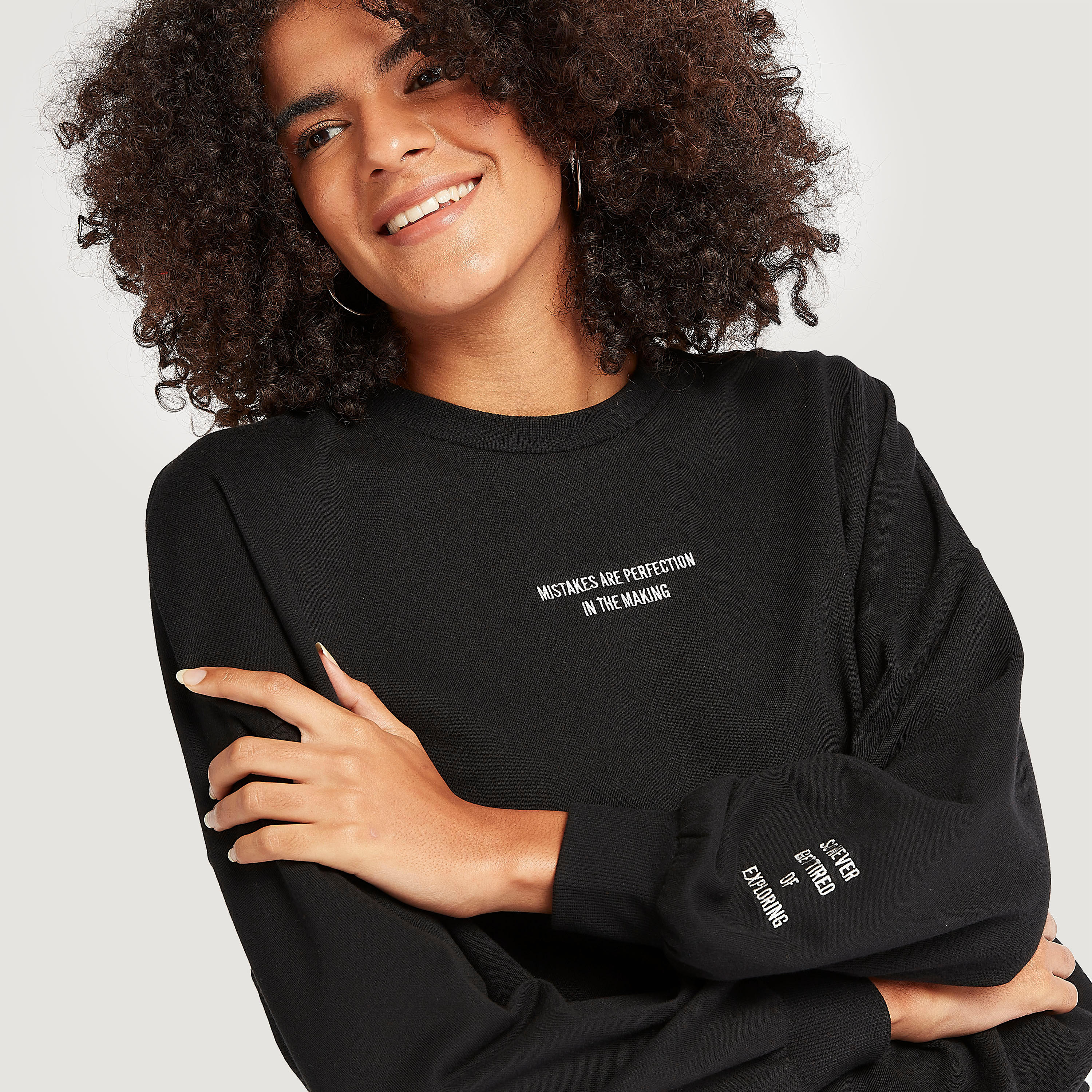 سويت شيرت بياقة ضيقة وأكمام طويلة وتطريز شعار-women-winterwear-hoodiesandsweatshirts-sweatshirts-image-3