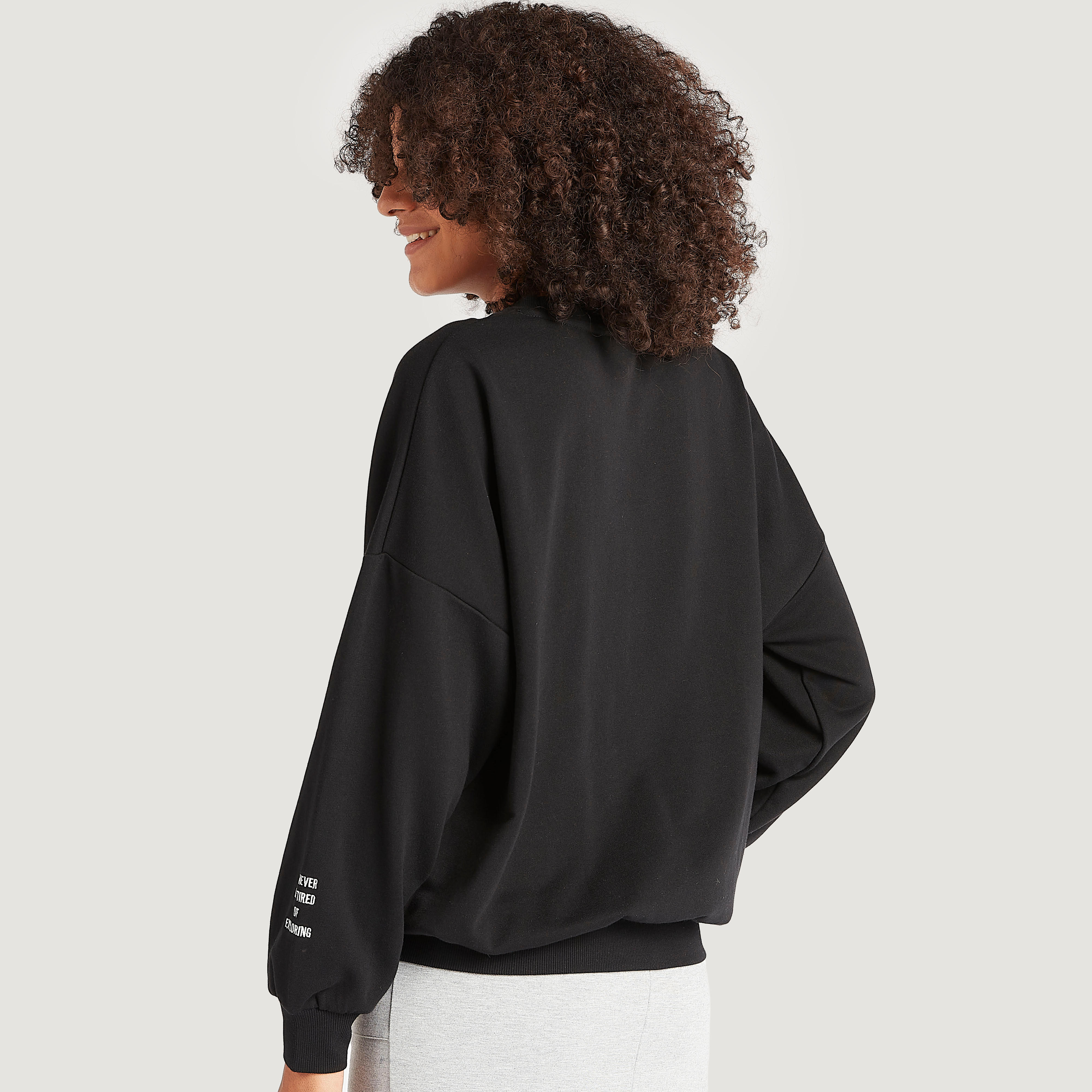 سويت شيرت بياقة ضيقة وأكمام طويلة وتطريز شعار-women-winterwear-hoodiesandsweatshirts-sweatshirts-image-4