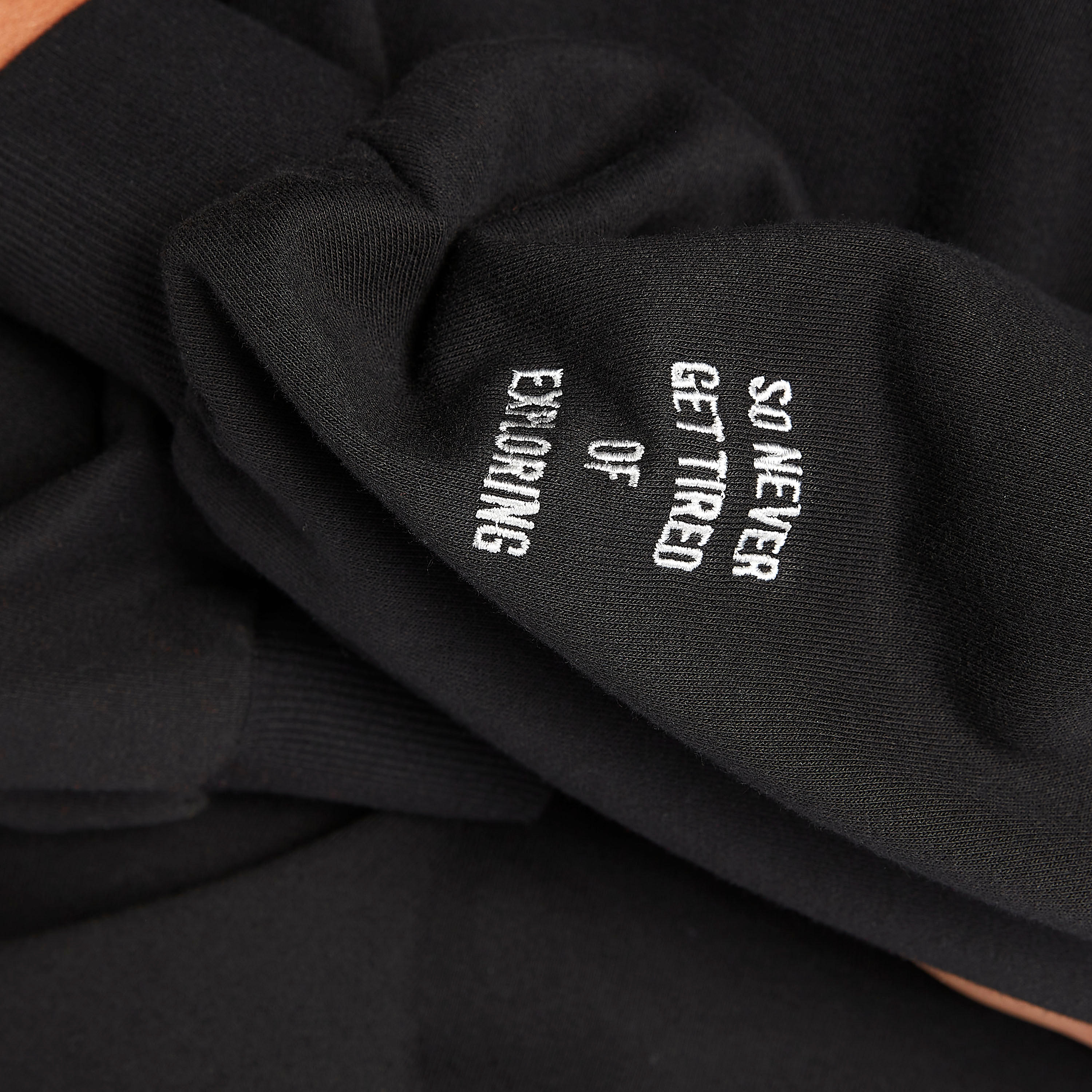 سويت شيرت بياقة ضيقة وأكمام طويلة وتطريز شعار-women-winterwear-hoodiesandsweatshirts-sweatshirts-image-5