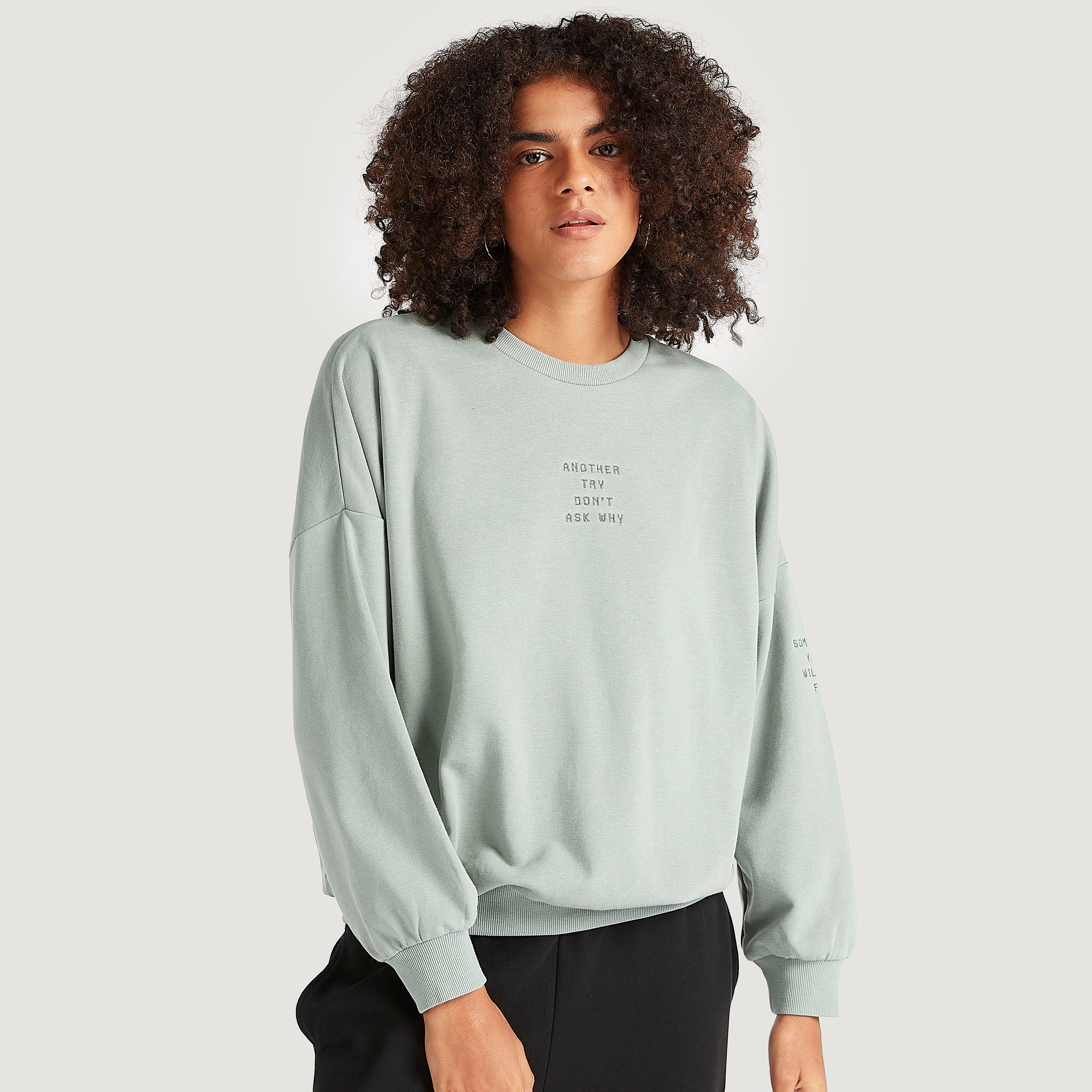 سويت شيرت بياقة ضيقة وأكمام طويلة وتطريز شعار-women-winterwear-hoodiesandsweatshirts-sweatshirts-image-1