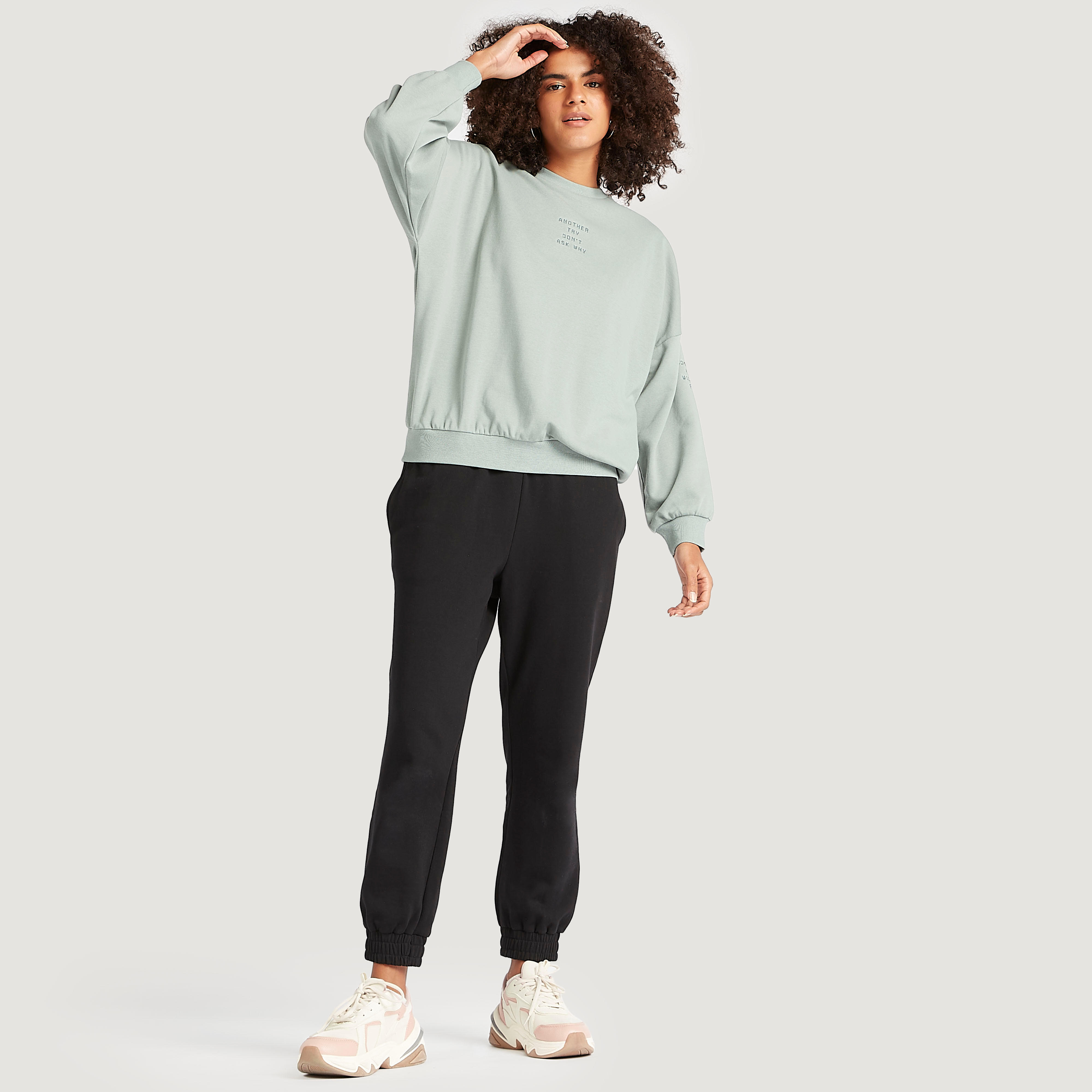 سويت شيرت بياقة ضيقة وأكمام طويلة وتطريز شعار-women-winterwear-hoodiesandsweatshirts-sweatshirts-image-2