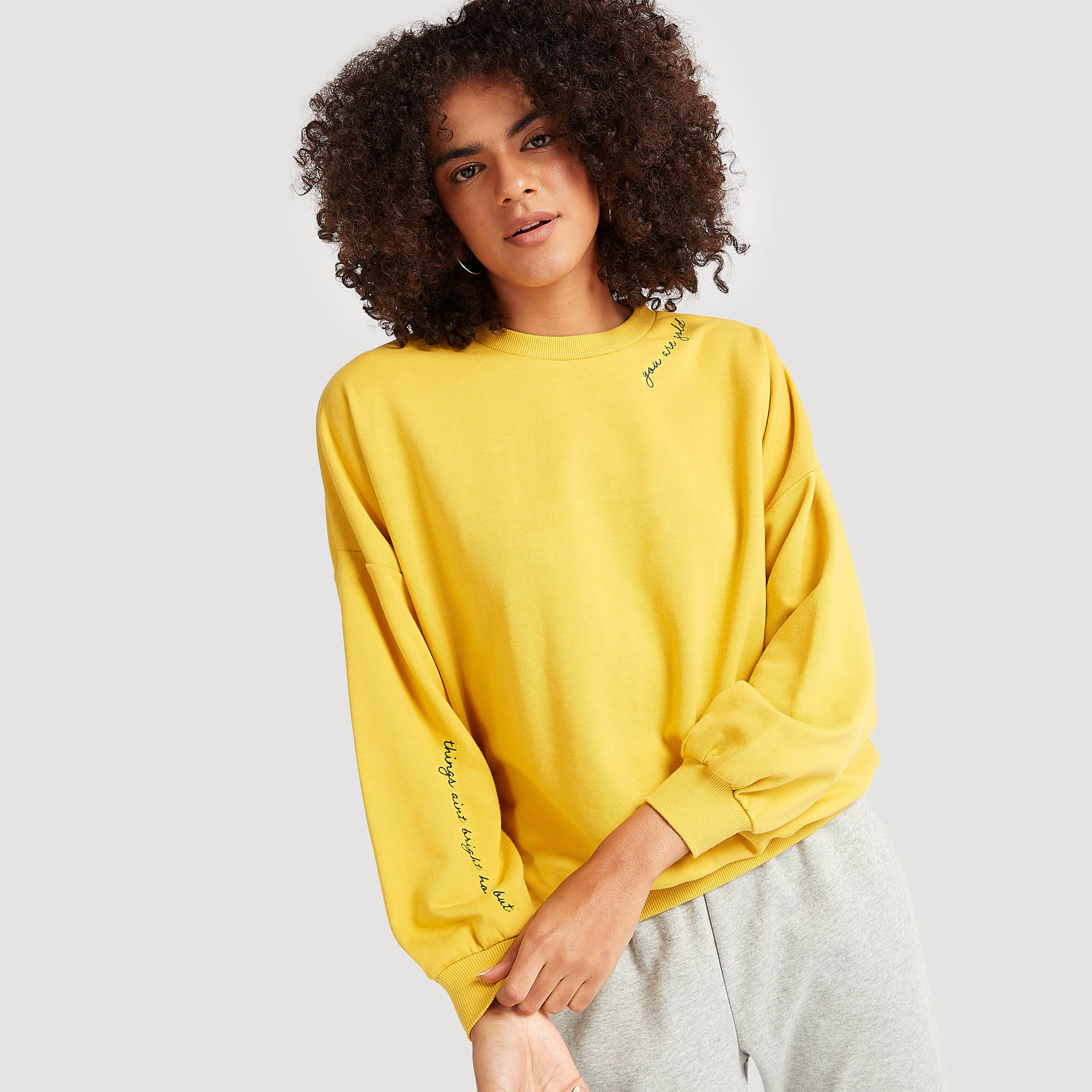 سويت شيرت بياقة ضيقة وأكمام طويلة وتطريز شعار-women-winterwear-hoodiesandsweatshirts-sweatshirts-image-1