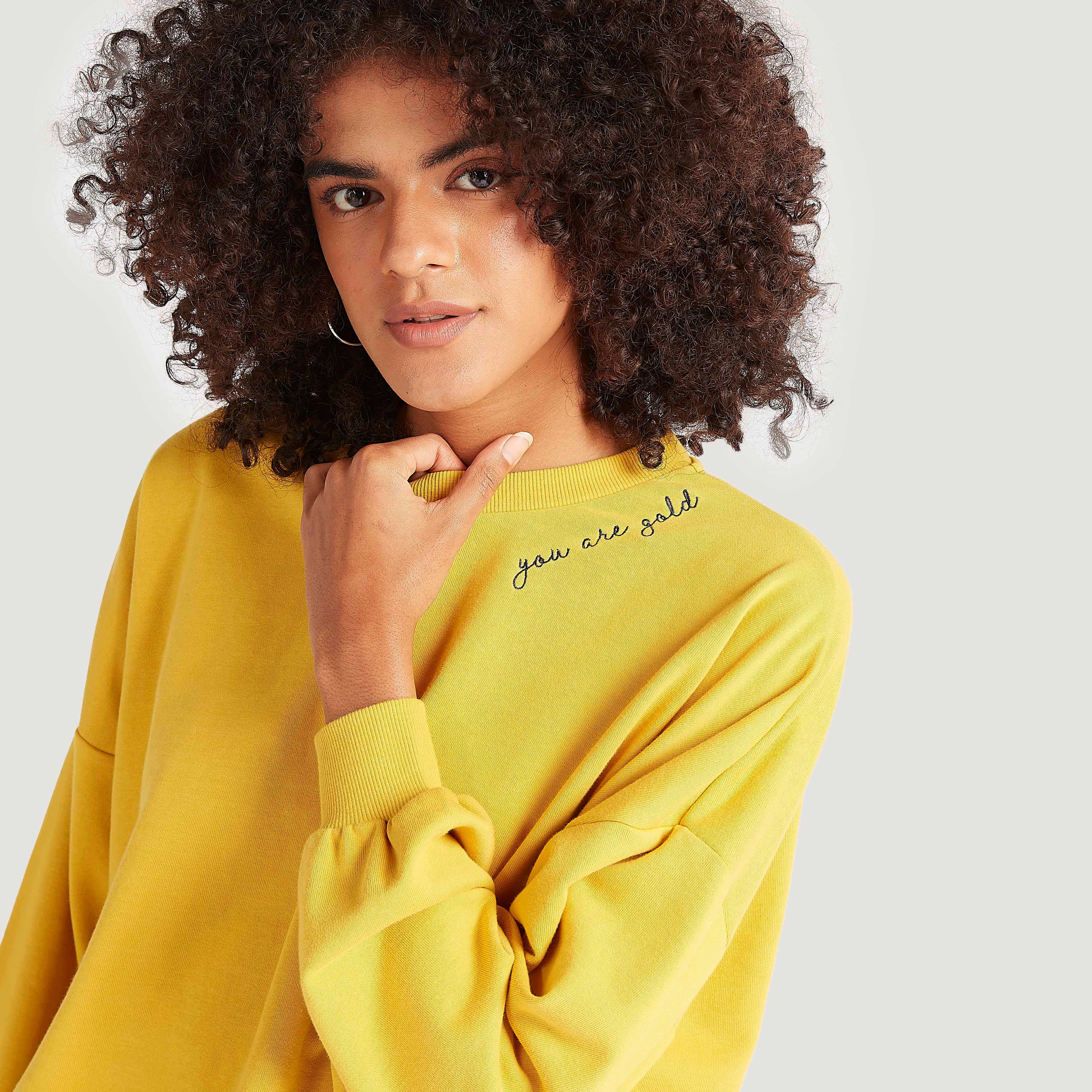 سويت شيرت بياقة ضيقة وأكمام طويلة وتطريز شعار-women-winterwear-hoodiesandsweatshirts-sweatshirts-image-3