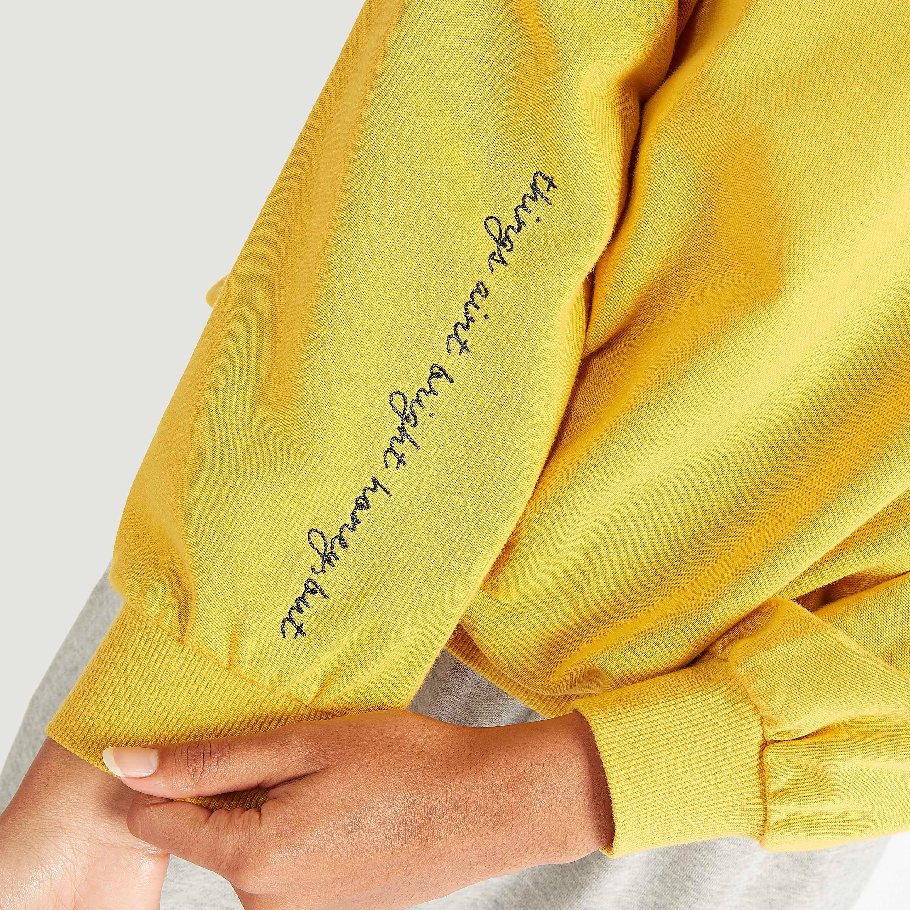 سويت شيرت بياقة ضيقة وأكمام طويلة وتطريز شعار-women-winterwear-hoodiesandsweatshirts-sweatshirts-image-5