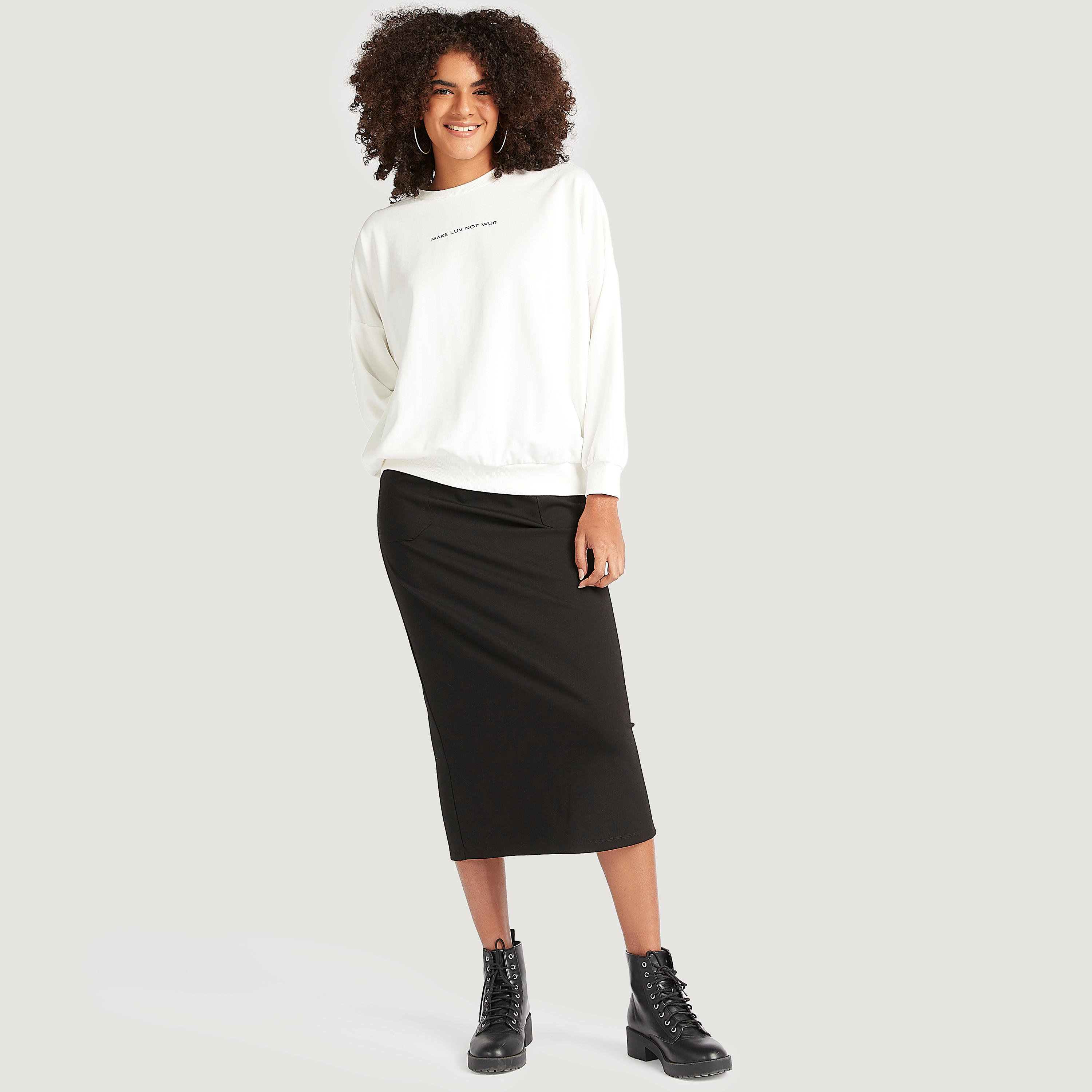 سويت شيرت بياقة ضيقة وأكمام طويلة وتطريز شعار-women-winterwear-hoodiesandsweatshirts-sweatshirts-image-2