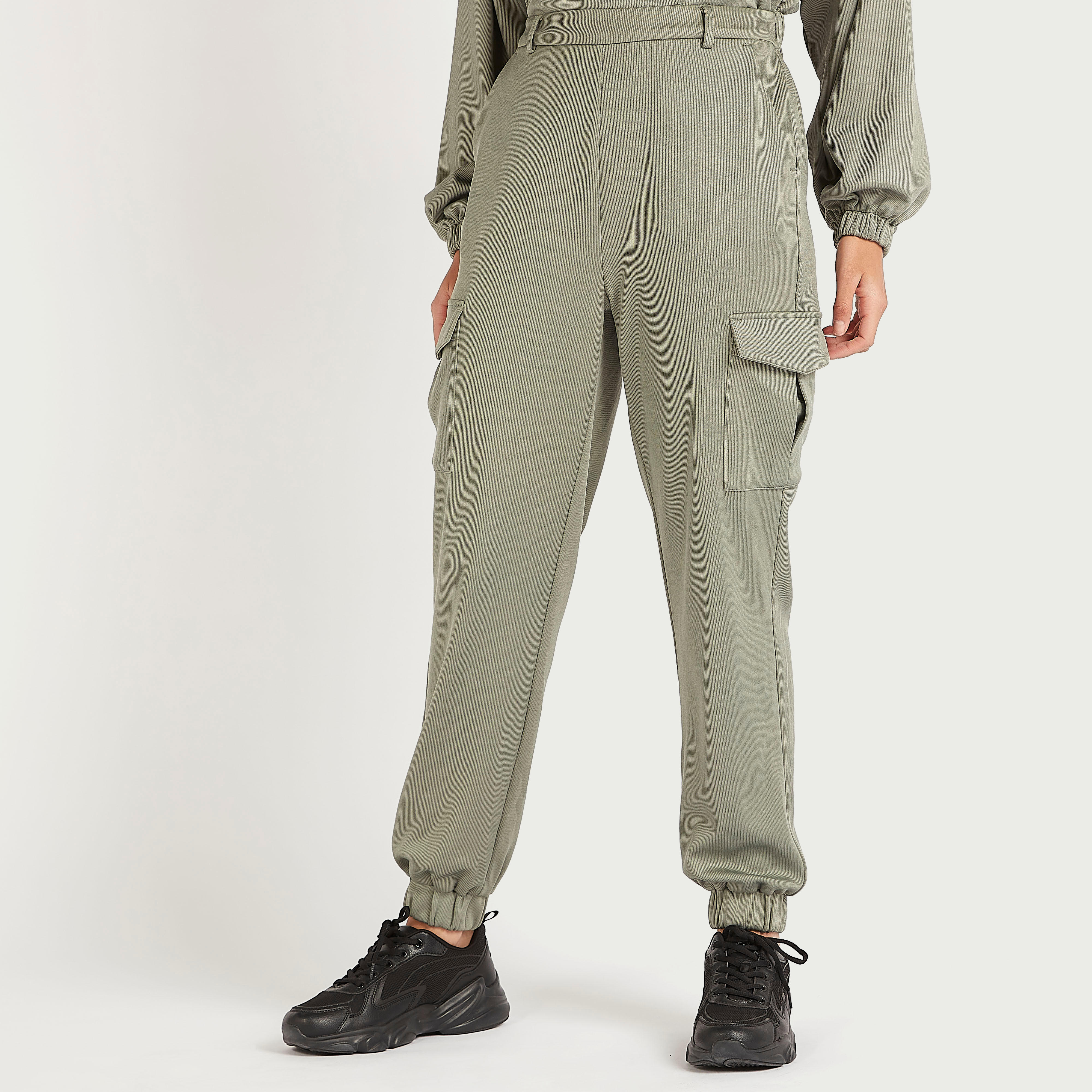 بنطلون كارغو سادة بخصر مرتفع مطّاطي-women-clothing-bottoms-joggers-image-1
