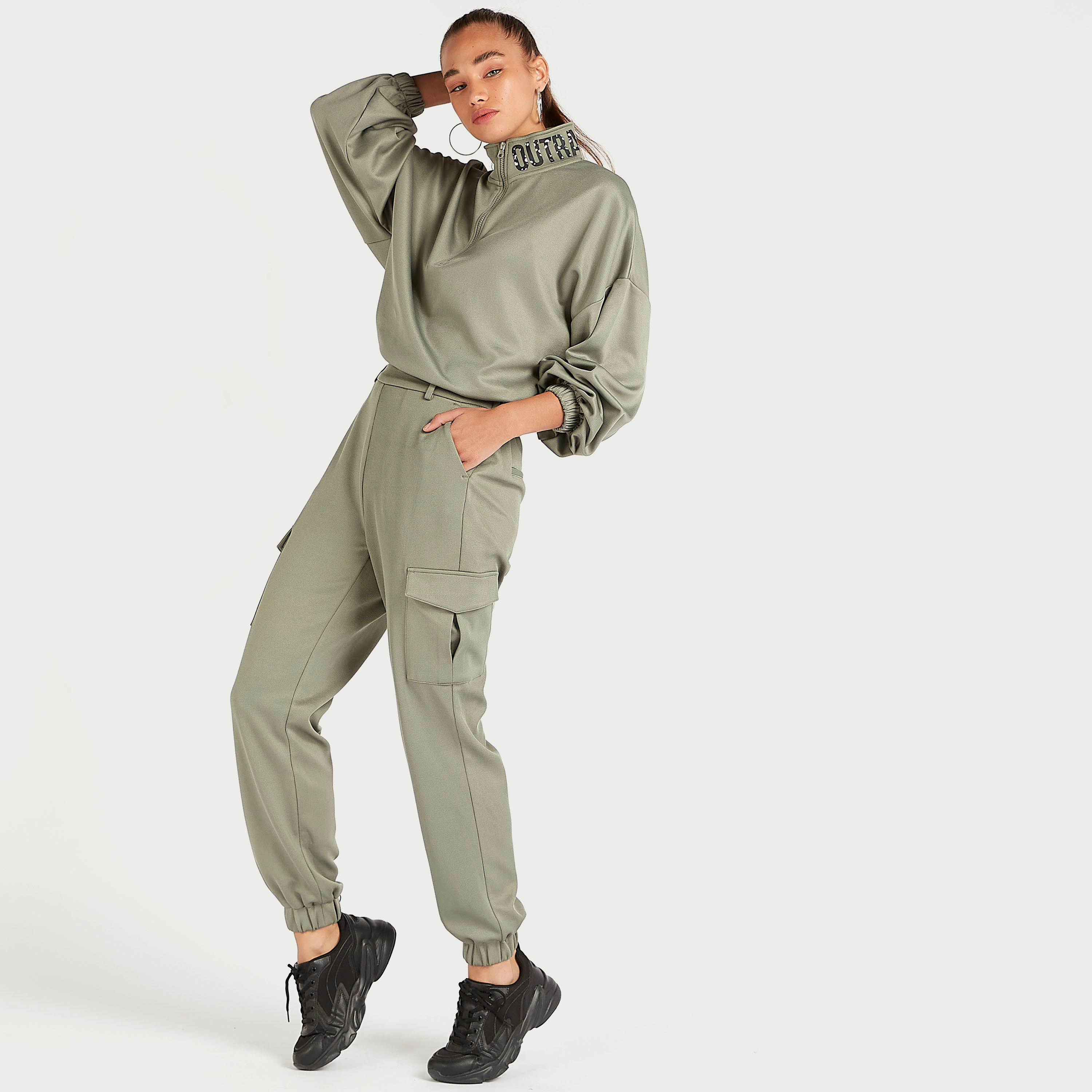 بنطلون كارغو سادة بخصر مرتفع مطّاطي-women-clothing-bottoms-joggers-image-2