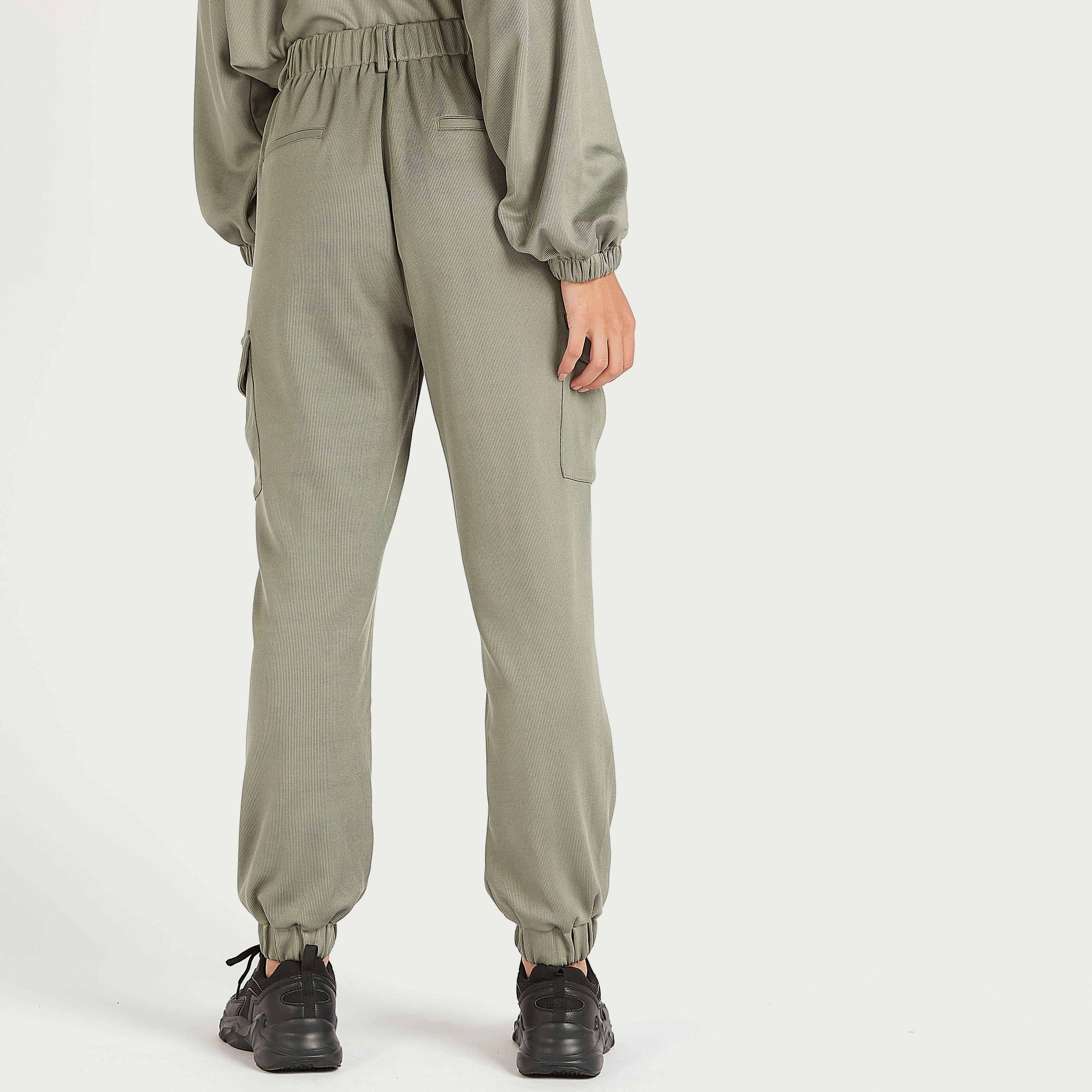 بنطلون كارغو سادة بخصر مرتفع مطّاطي-women-clothing-bottoms-joggers-image-4