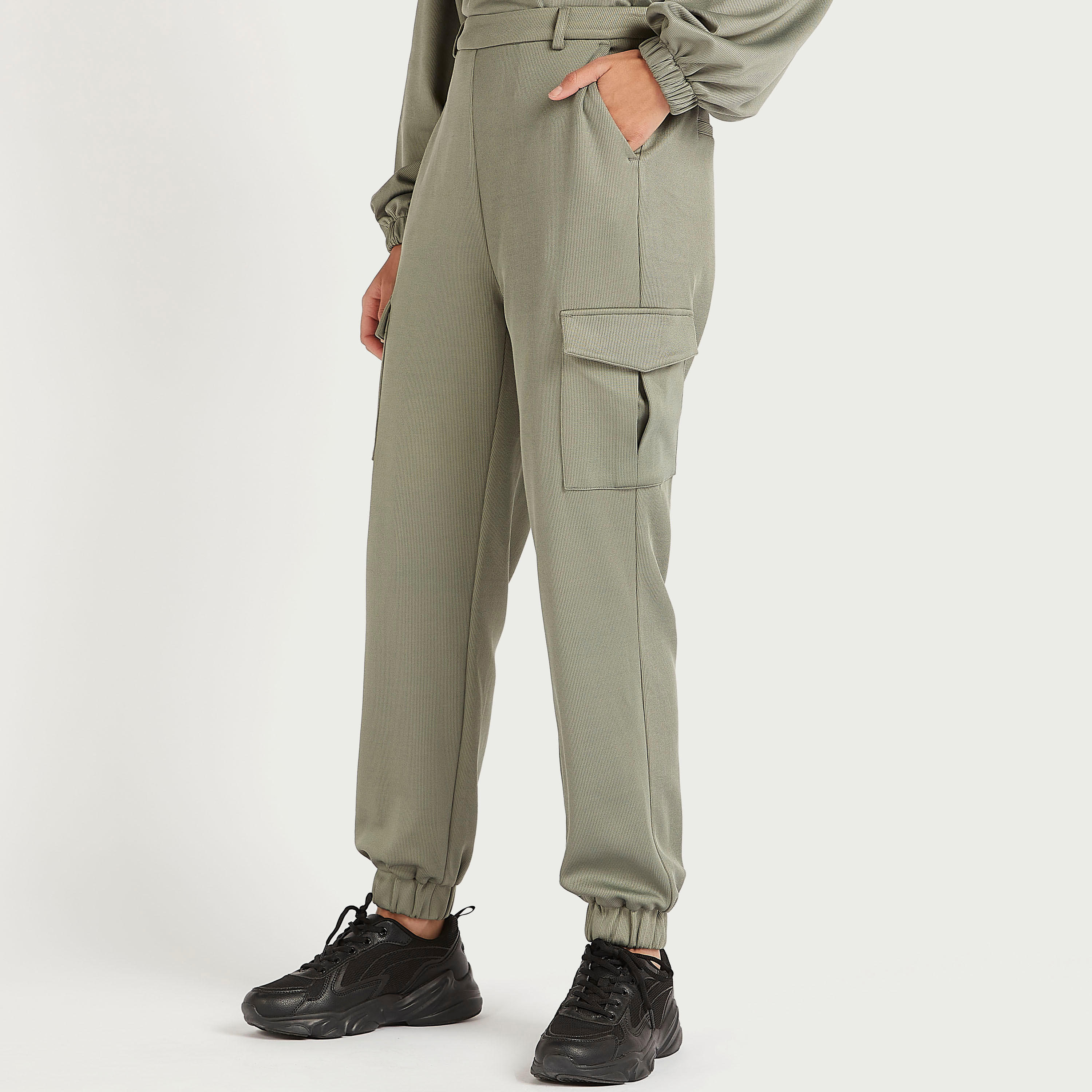 بنطلون كارغو سادة بخصر مرتفع مطّاطي-women-clothing-bottoms-joggers-image-5