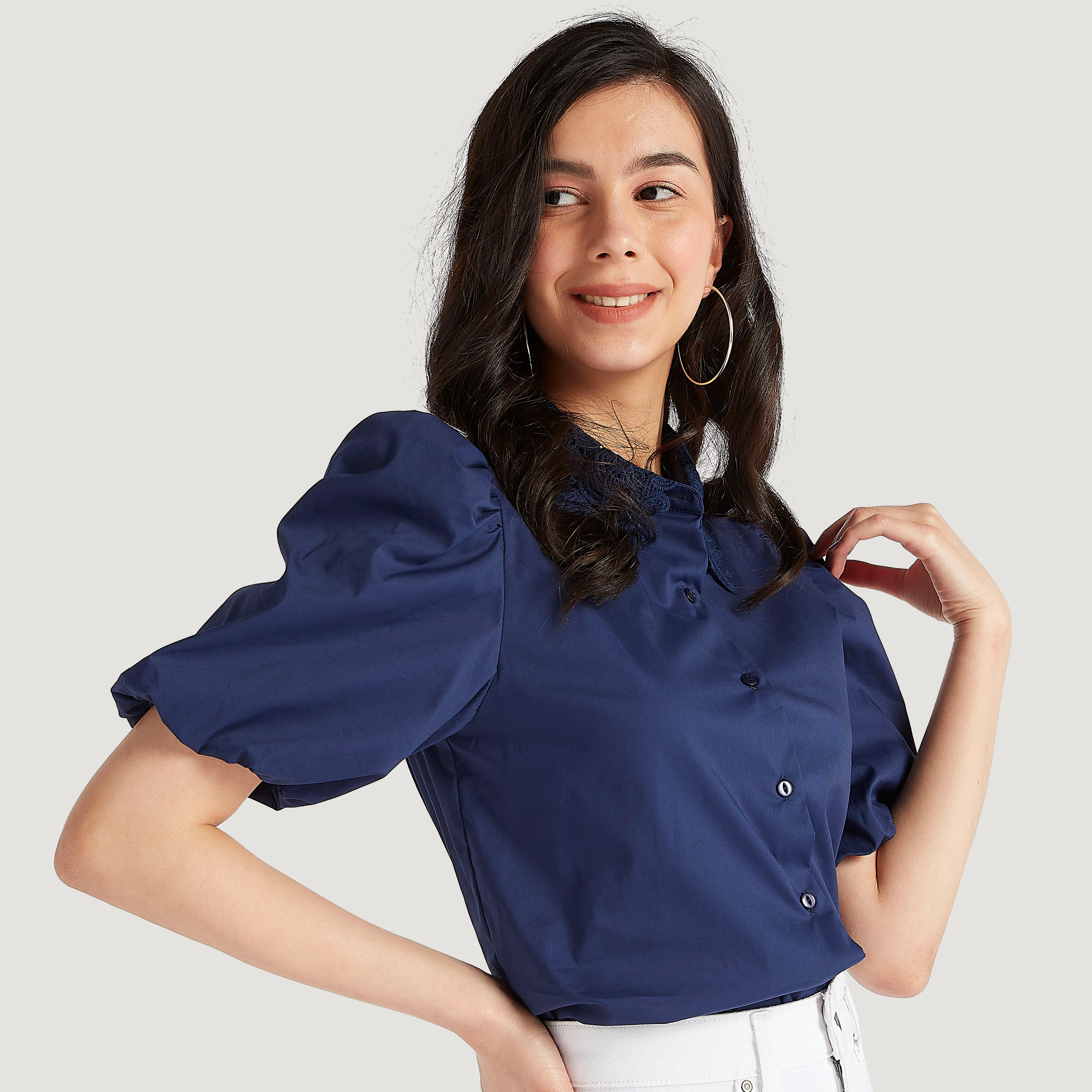 بلوزة بياقة عاديّة بدانتيل وزر مع أكمام قصيرة منفوخة-women-clothing-shirtsandblouses-blouses-image-5