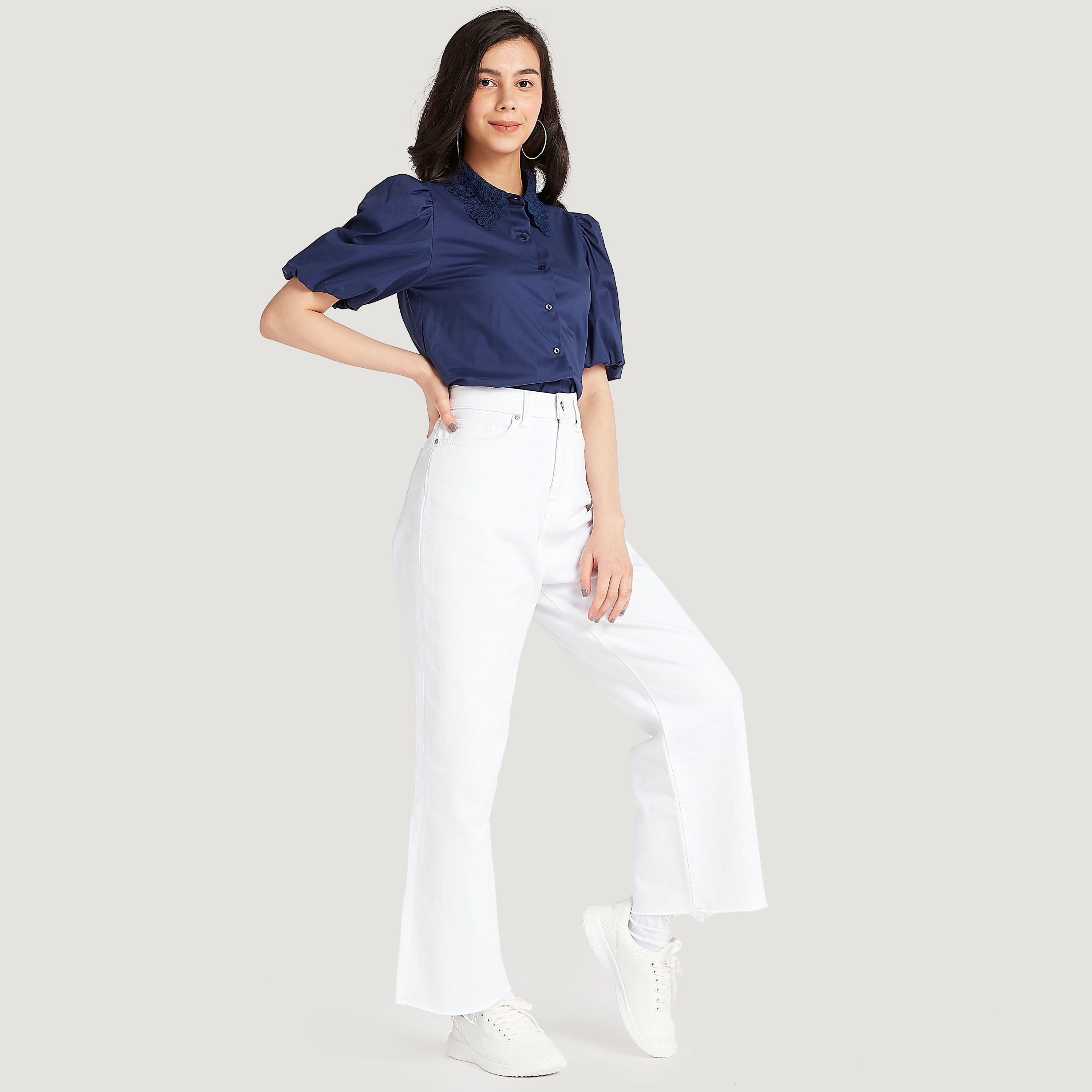 بلوزة بياقة عاديّة بدانتيل وزر مع أكمام قصيرة منفوخة-women-clothing-shirtsandblouses-blouses-image-4