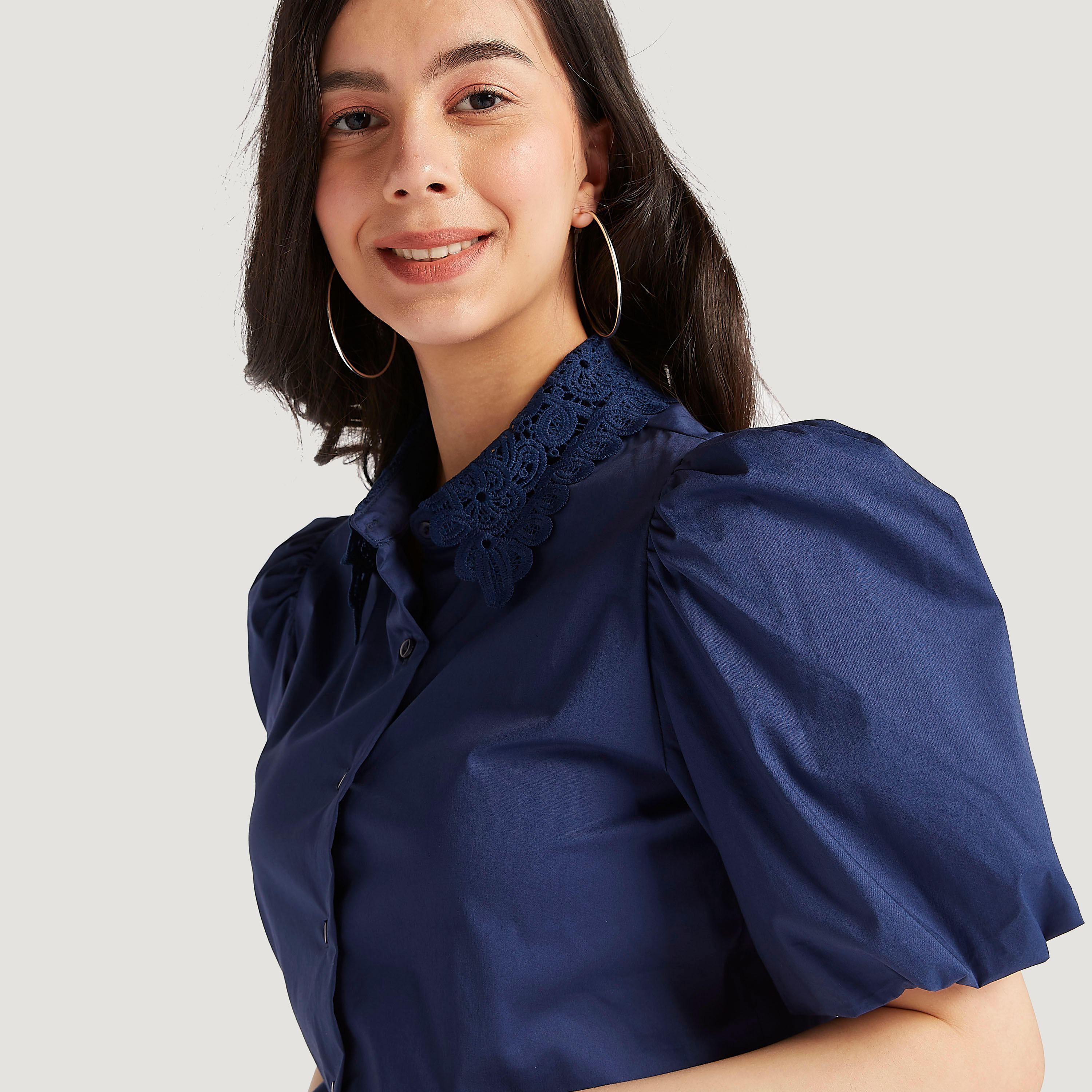 بلوزة بياقة عاديّة بدانتيل وزر مع أكمام قصيرة منفوخة-women-clothing-shirtsandblouses-blouses-image-3