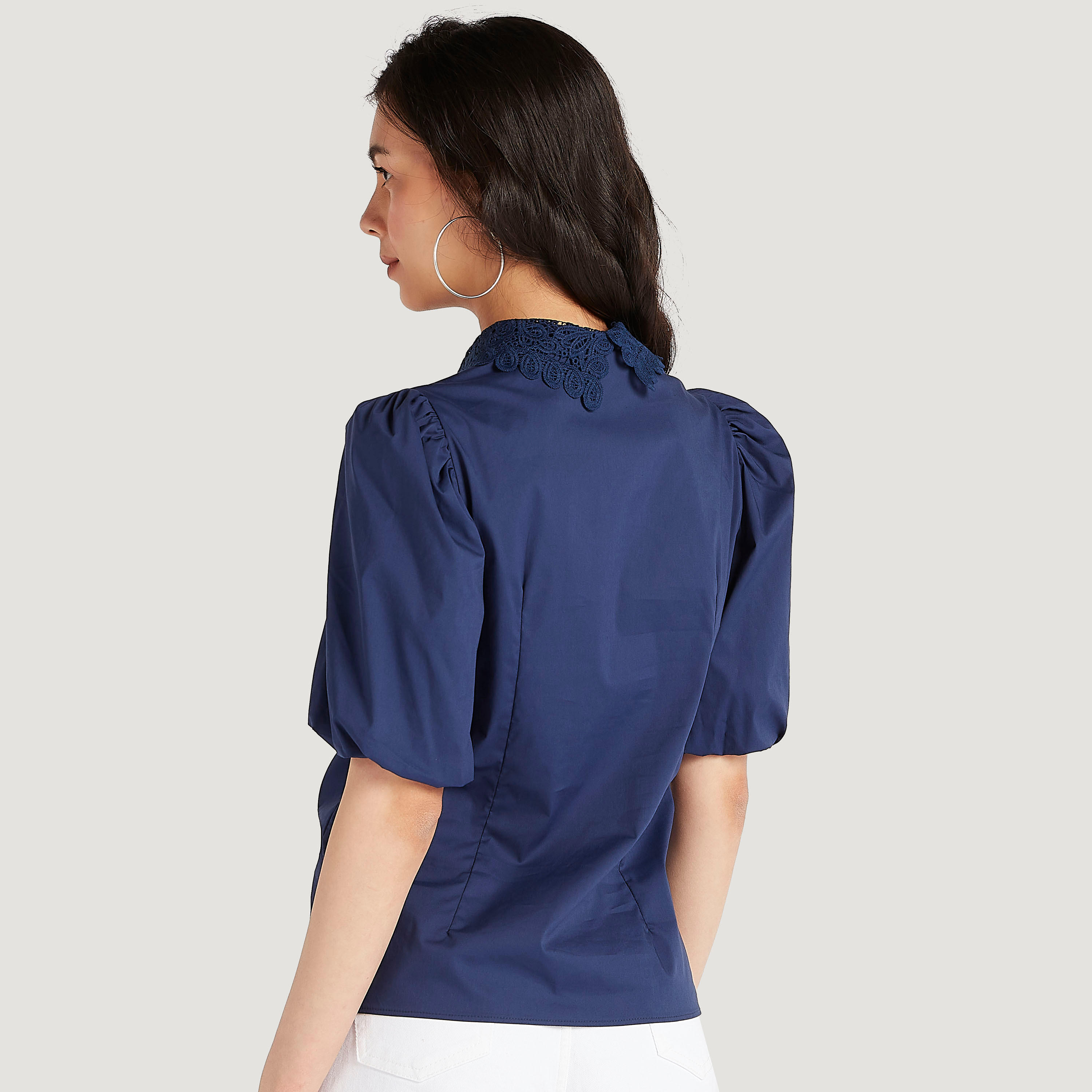 بلوزة بياقة عاديّة بدانتيل وزر مع أكمام قصيرة منفوخة-women-clothing-shirtsandblouses-blouses-image-2