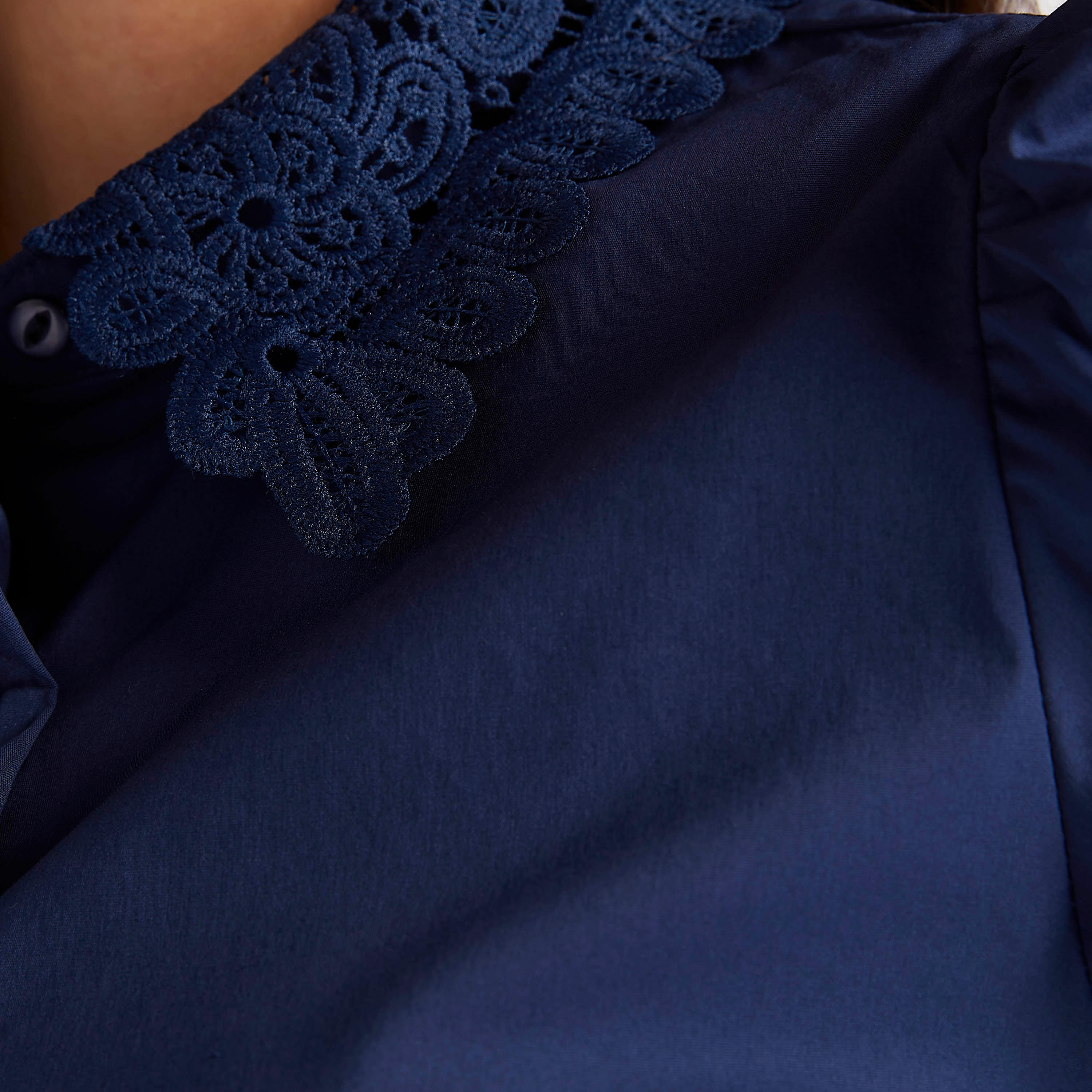 بلوزة بياقة عاديّة بدانتيل وزر مع أكمام قصيرة منفوخة-women-clothing-shirtsandblouses-blouses-image-1
