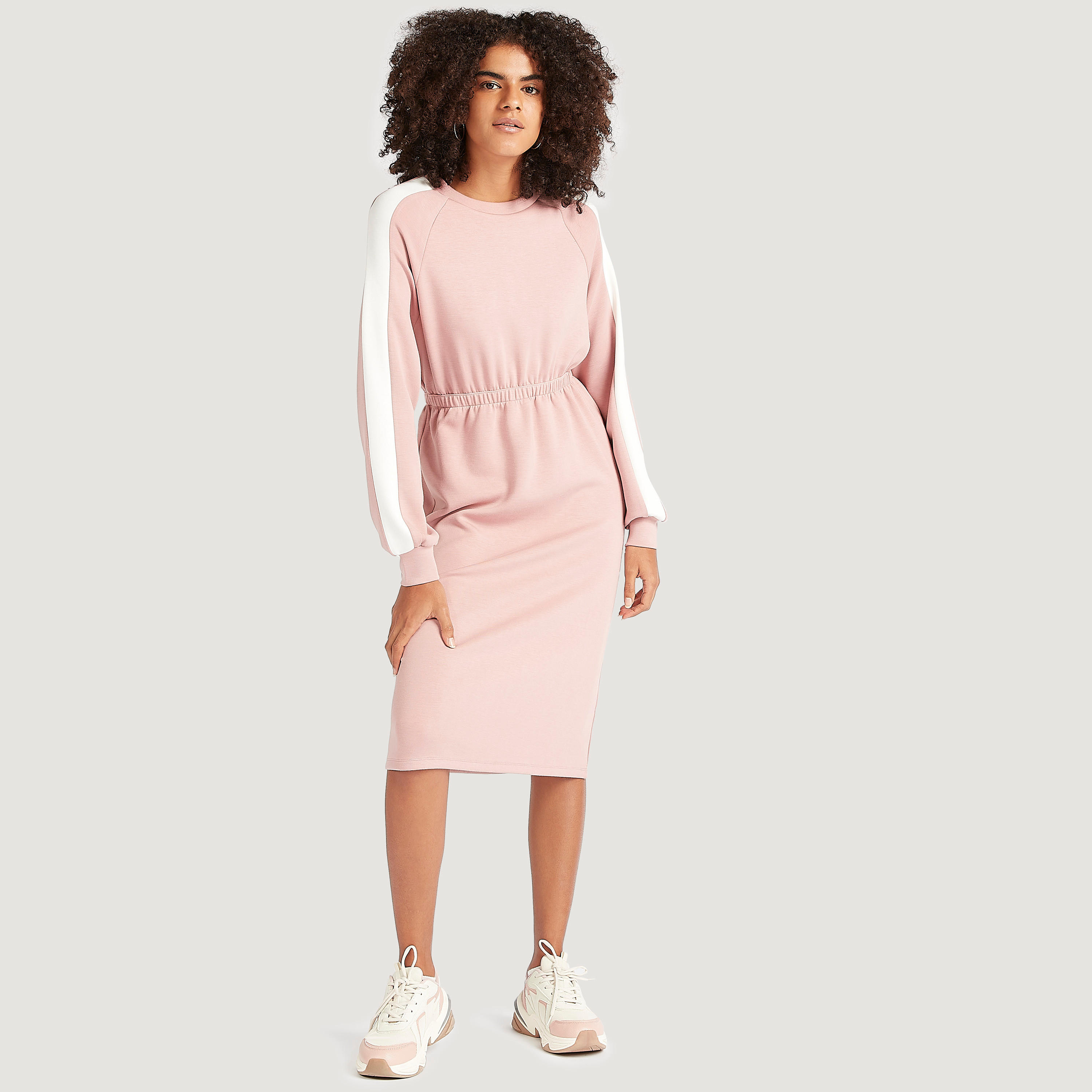 فستان واسع ميدي سادة بأكمام طويلة وخصر مطّاطي-women-clothing-dresses-image-4