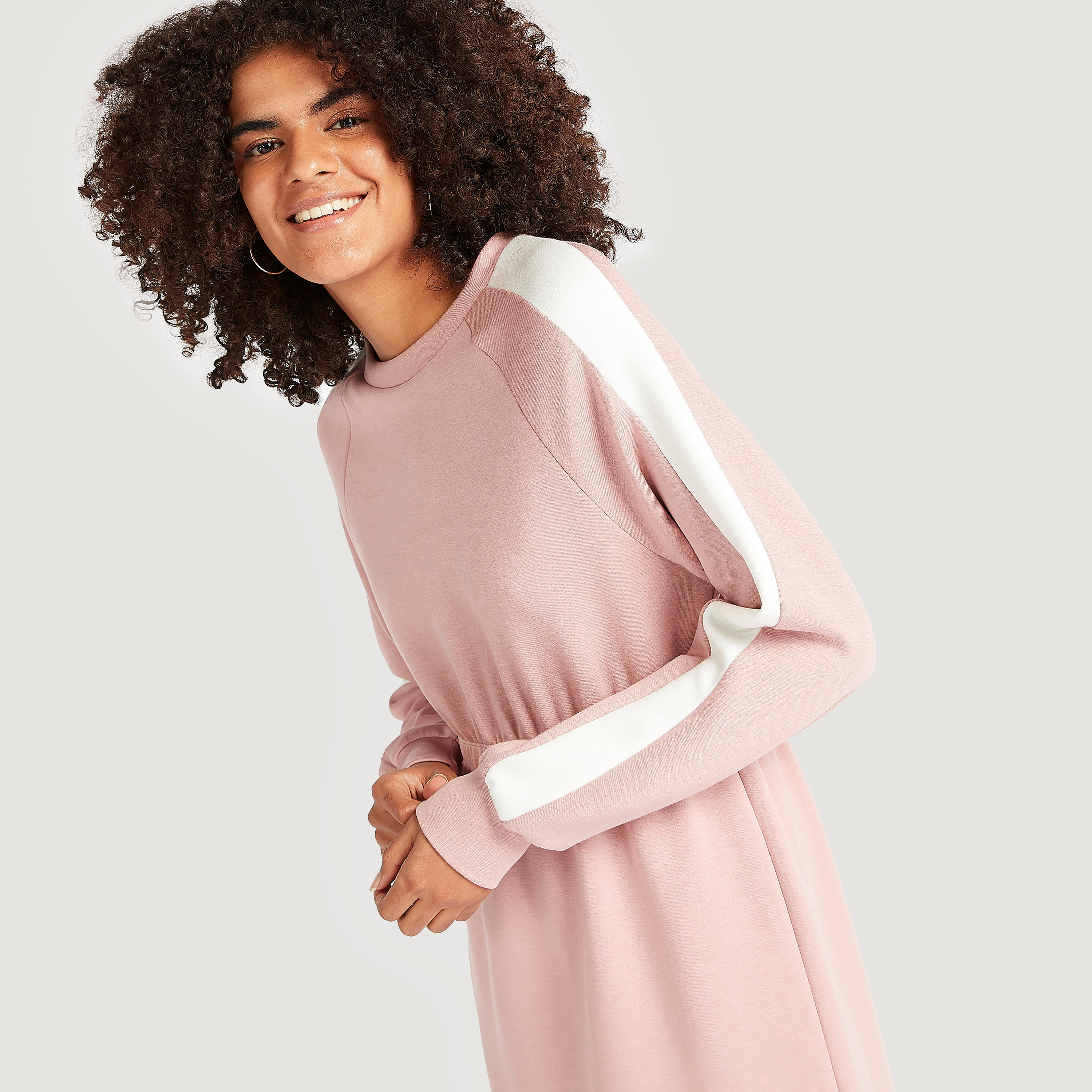 فستان واسع ميدي سادة بأكمام طويلة وخصر مطّاطي-women-clothing-dresses-image-3