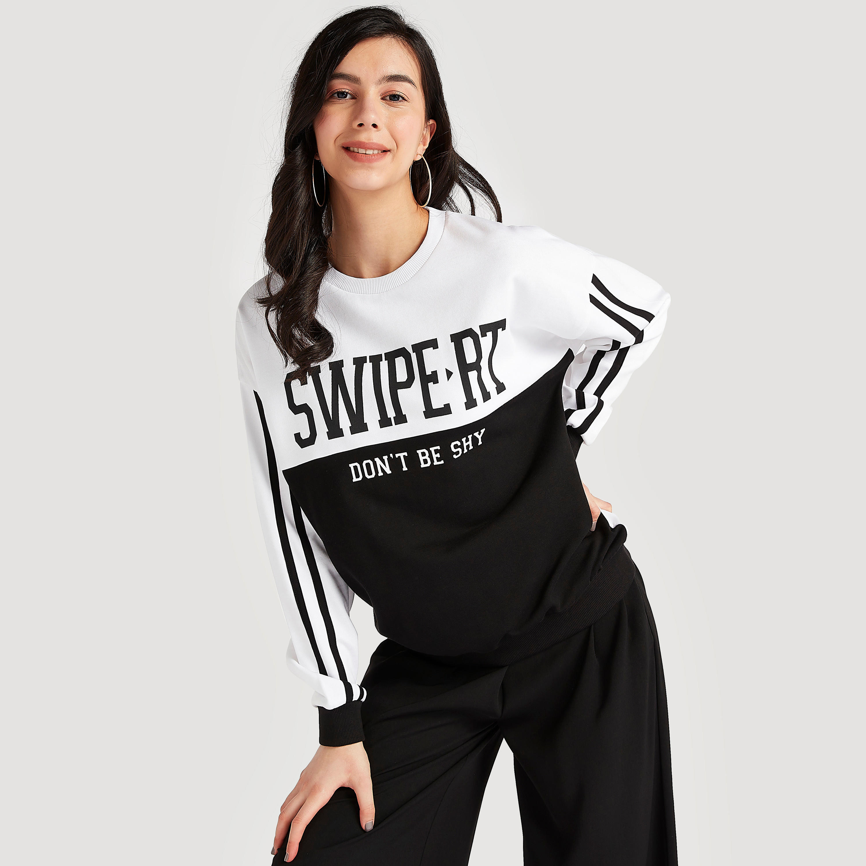 سويت شيرت بياقة ضيّقة وأكمام طويلة وطبعات شعار-women-winterwear-hoodiesandsweatshirts-sweatshirts-image-1