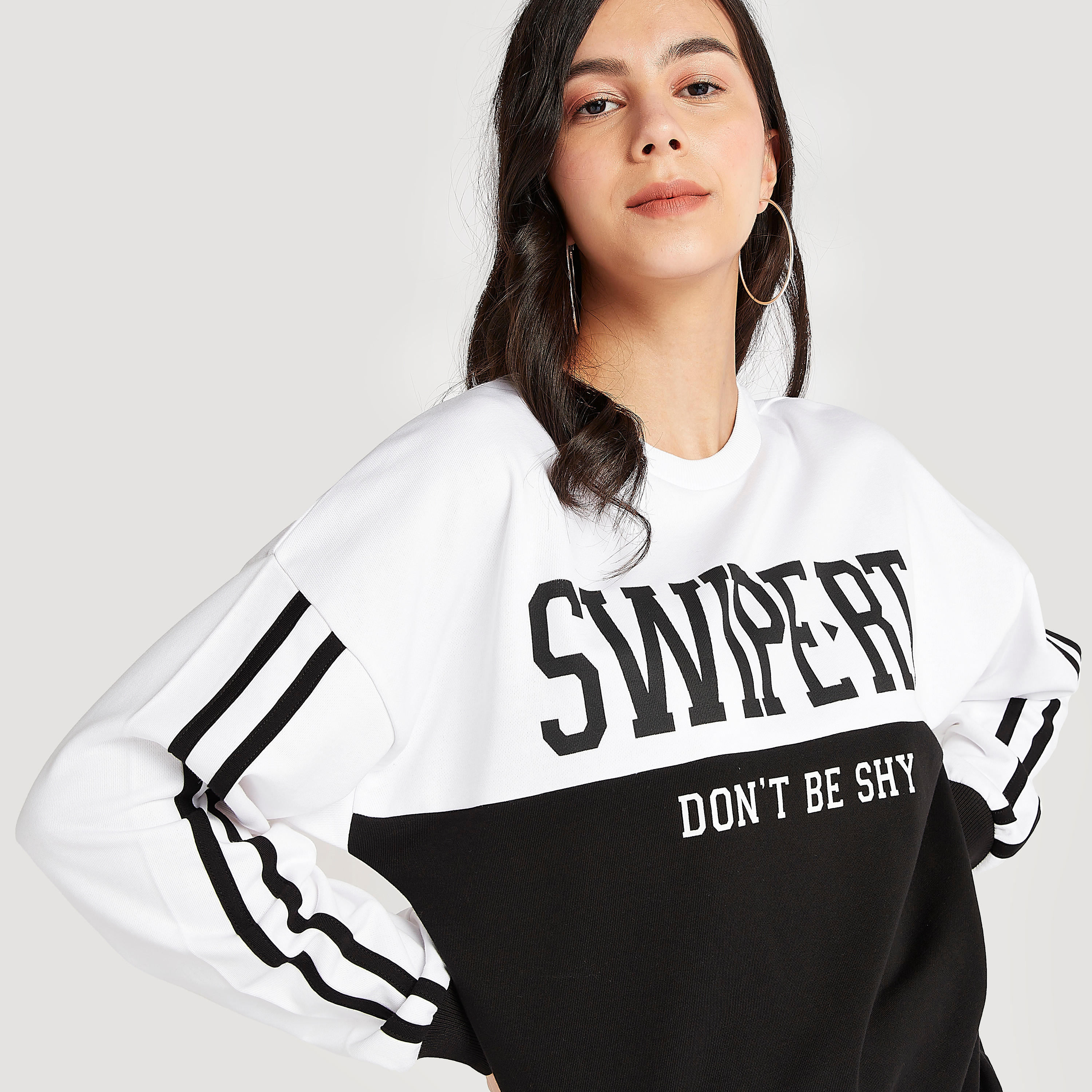 سويت شيرت بياقة ضيّقة وأكمام طويلة وطبعات شعار-women-winterwear-hoodiesandsweatshirts-sweatshirts-image-3