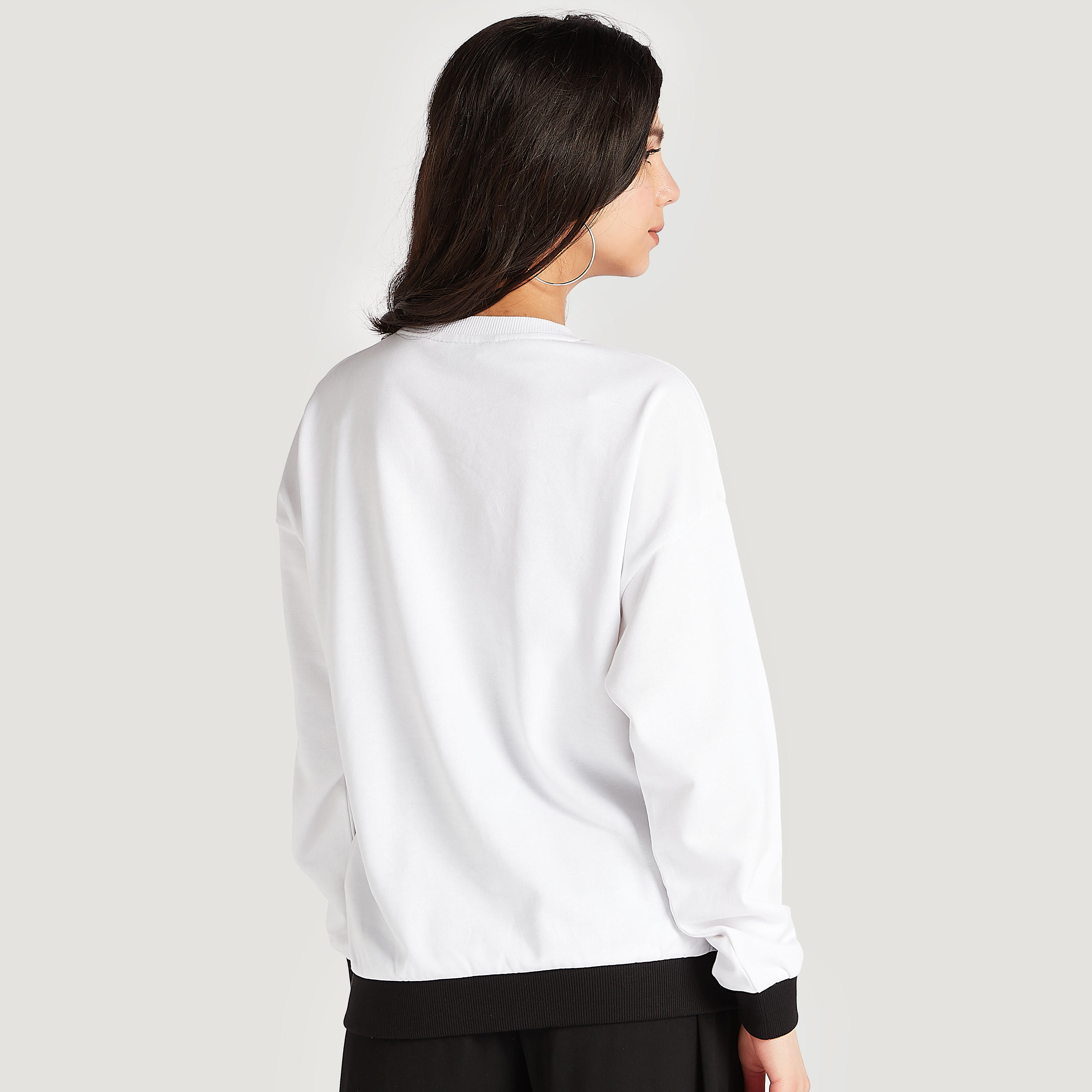 سويت شيرت بياقة ضيّقة وأكمام طويلة وطبعات شعار-women-winterwear-hoodiesandsweatshirts-sweatshirts-image-4