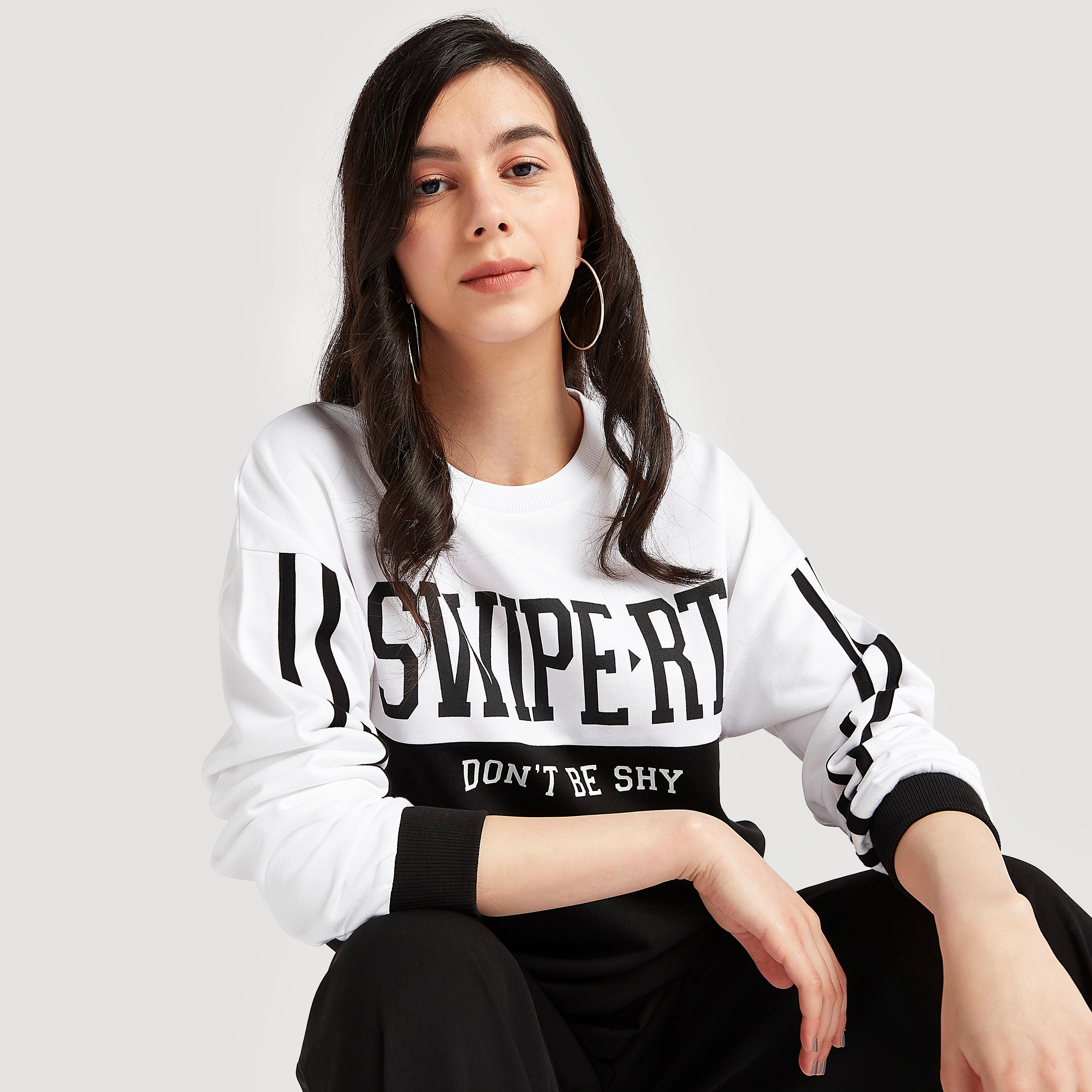 سويت شيرت بياقة ضيّقة وأكمام طويلة وطبعات شعار-women-winterwear-hoodiesandsweatshirts-sweatshirts-image-5