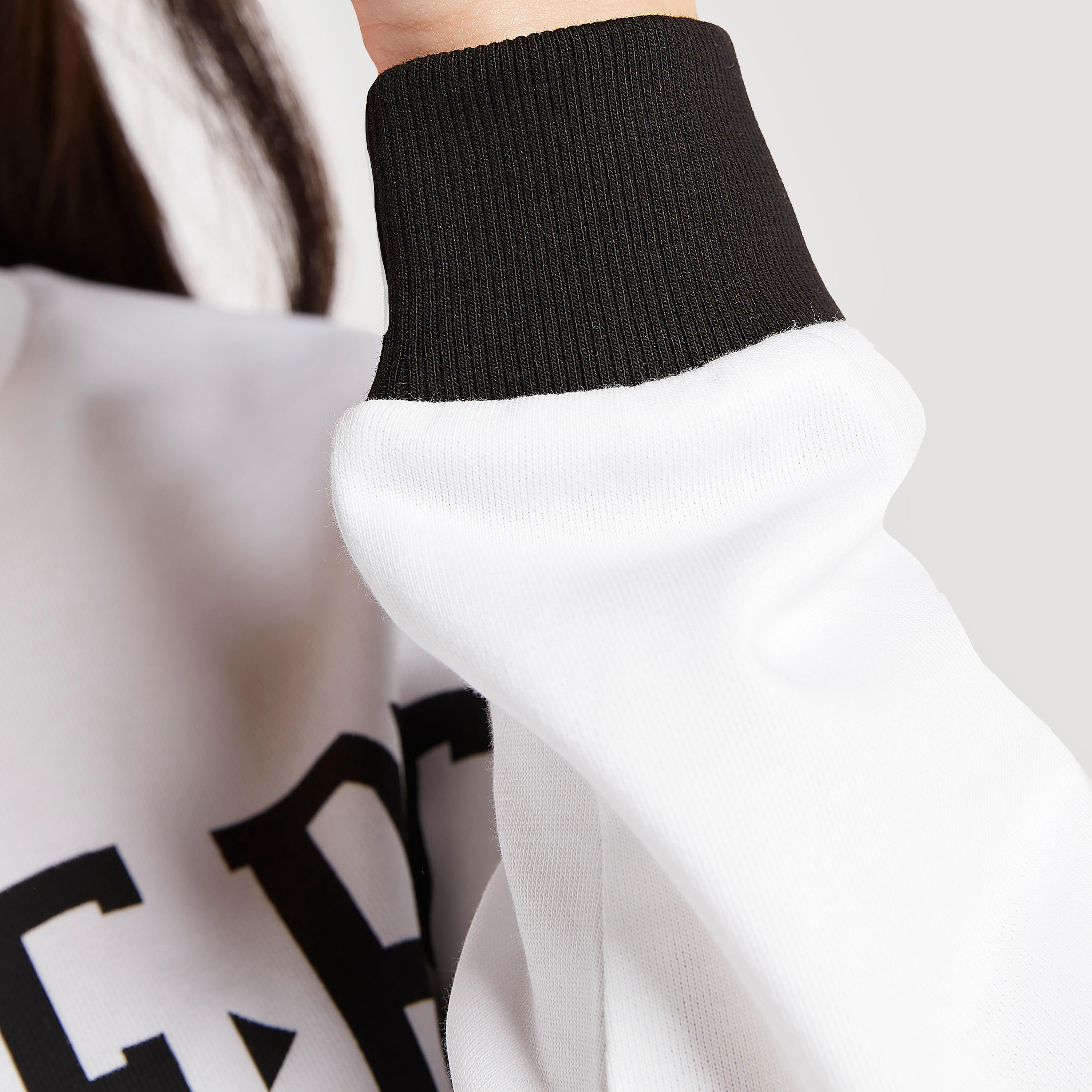 سويت شيرت بياقة ضيّقة وأكمام طويلة وطبعات شعار-women-winterwear-hoodiesandsweatshirts-sweatshirts-image-6