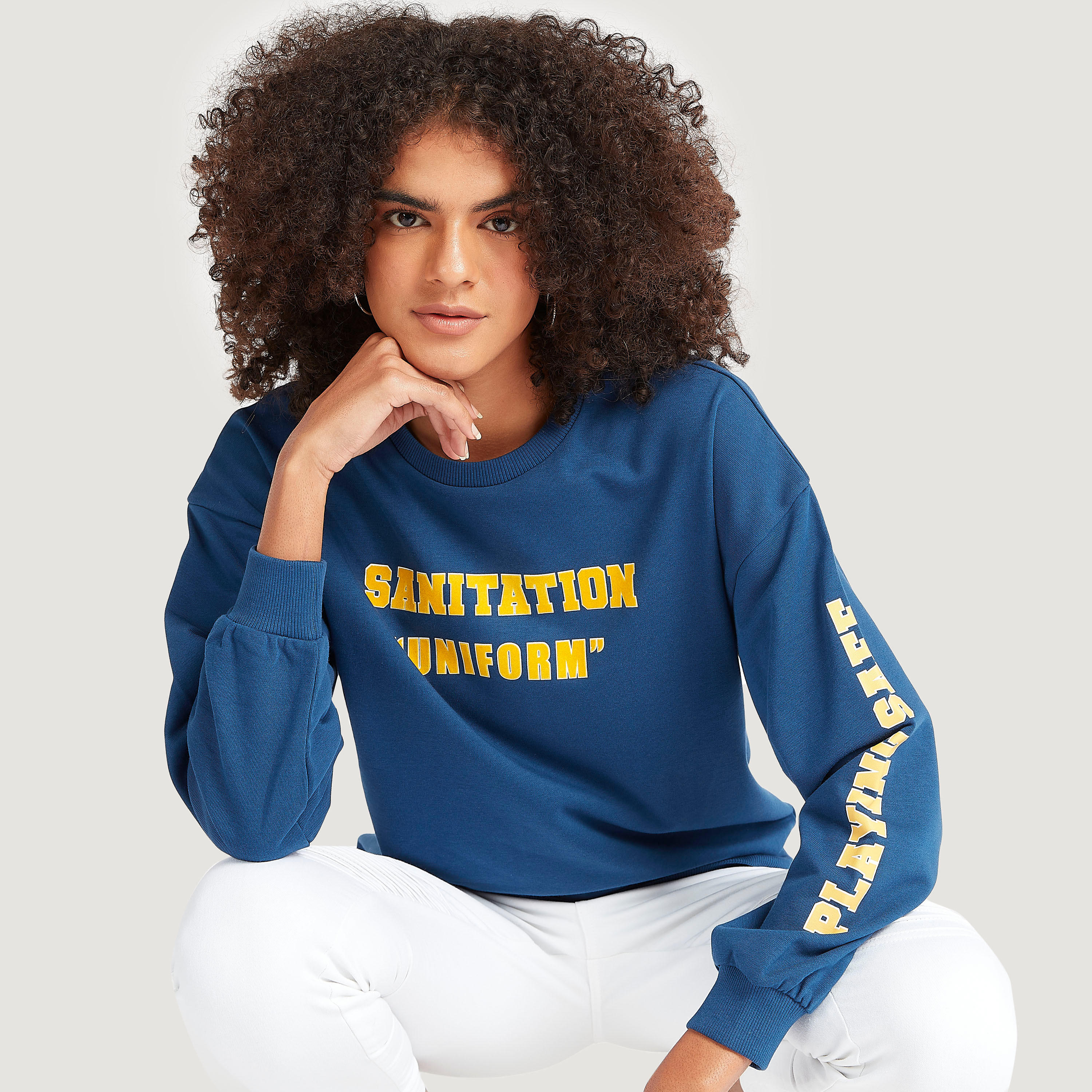 سويت شيرت بياقة ضيّقة وأكمام طويلة وطبعات شعار-women-winterwear-hoodiesandsweatshirts-sweatshirts-image-1