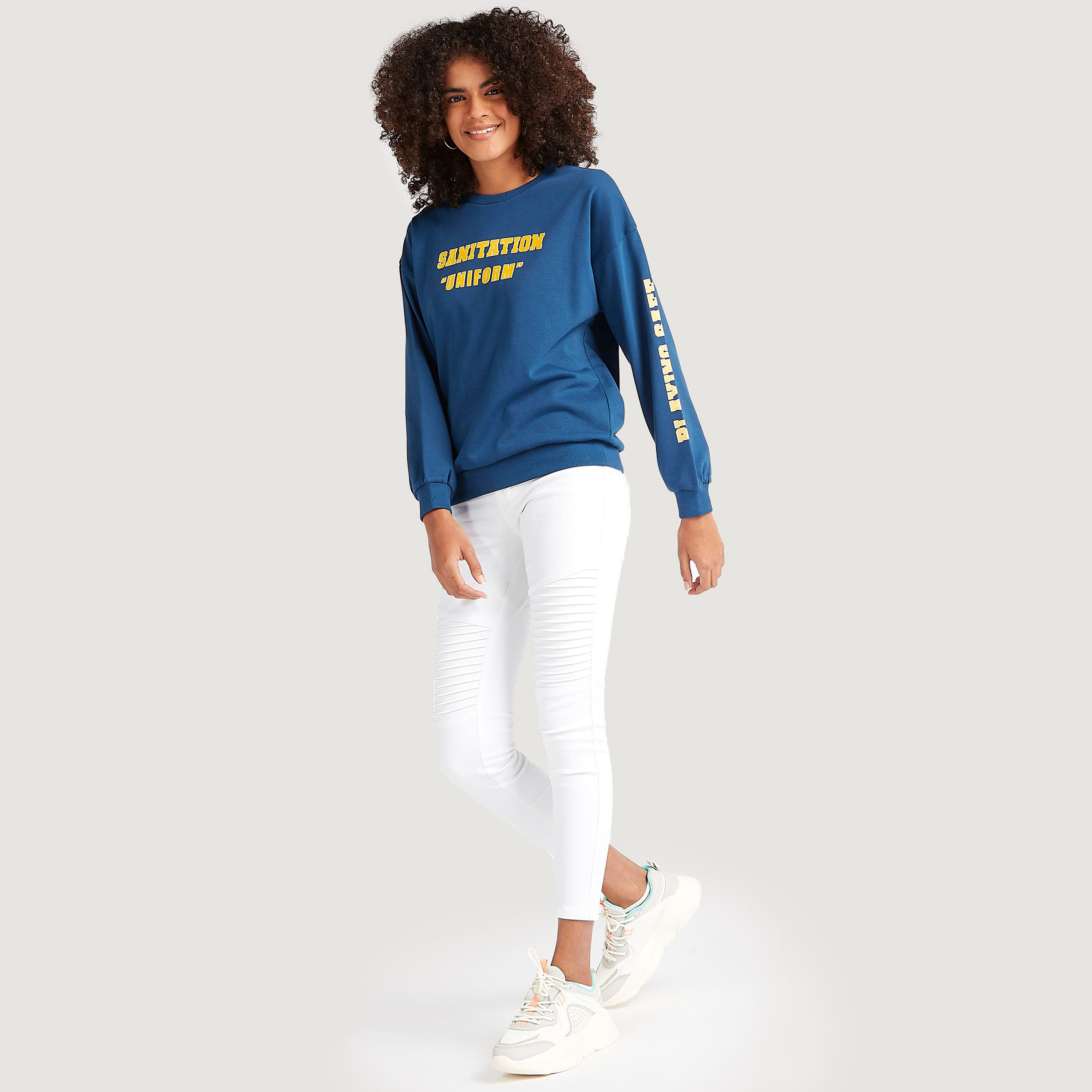 سويت شيرت بياقة ضيّقة وأكمام طويلة وطبعات شعار-women-winterwear-hoodiesandsweatshirts-sweatshirts-image-2