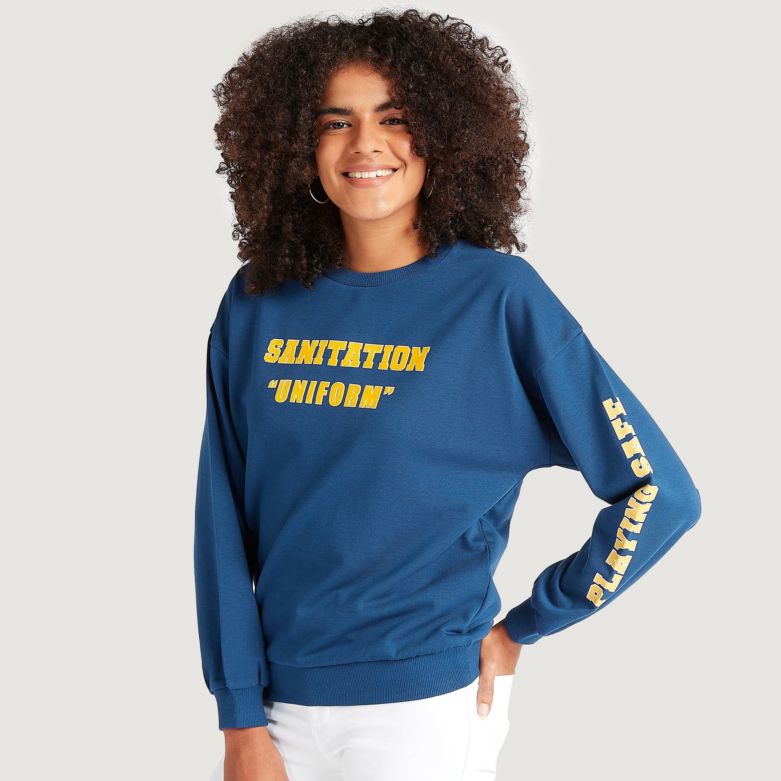 سويت شيرت بياقة ضيّقة وأكمام طويلة وطبعات شعار-women-winterwear-hoodiesandsweatshirts-sweatshirts-image-3
