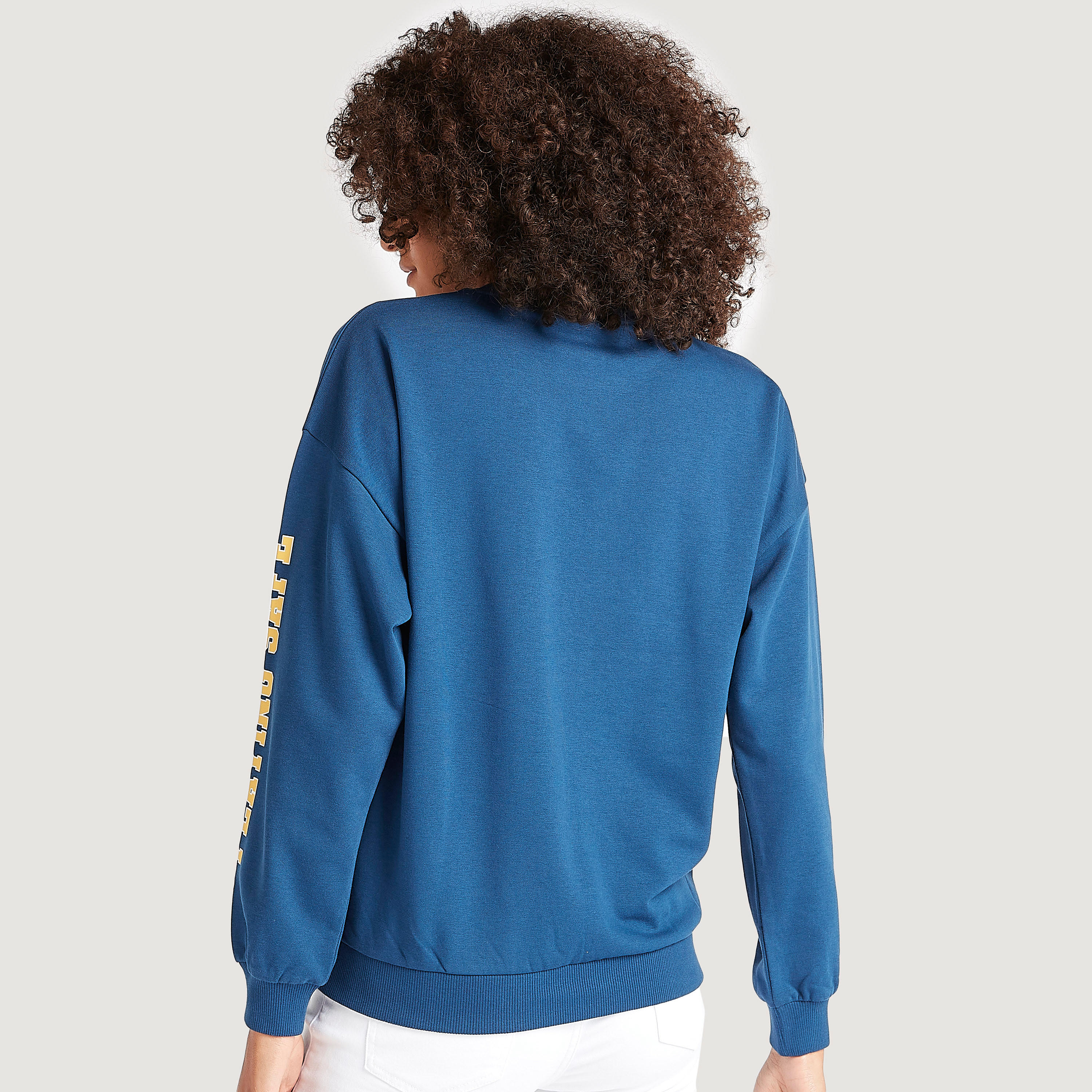 سويت شيرت بياقة ضيّقة وأكمام طويلة وطبعات شعار-women-winterwear-hoodiesandsweatshirts-sweatshirts-image-4