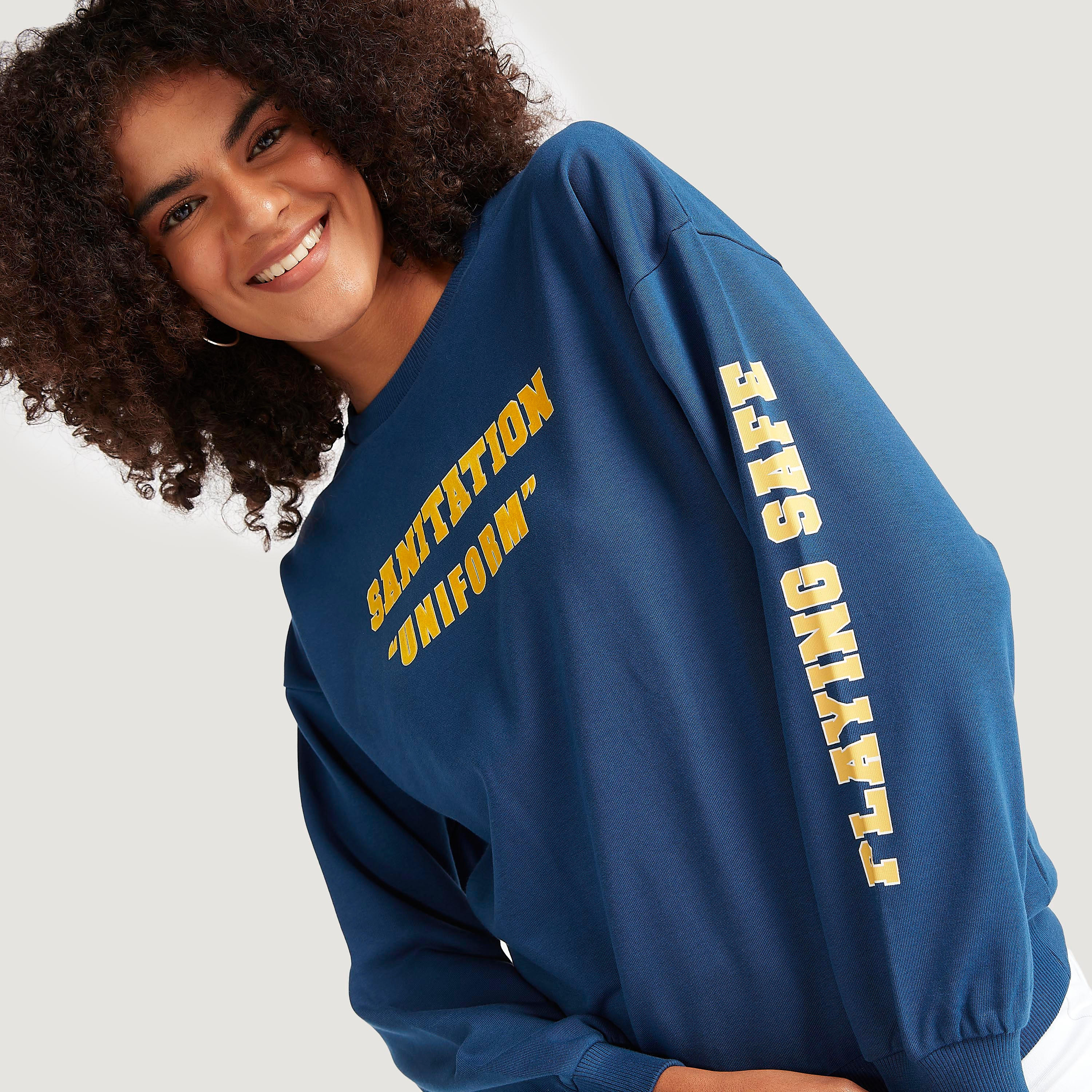 سويت شيرت بياقة ضيّقة وأكمام طويلة وطبعات شعار-women-winterwear-hoodiesandsweatshirts-sweatshirts-image-5