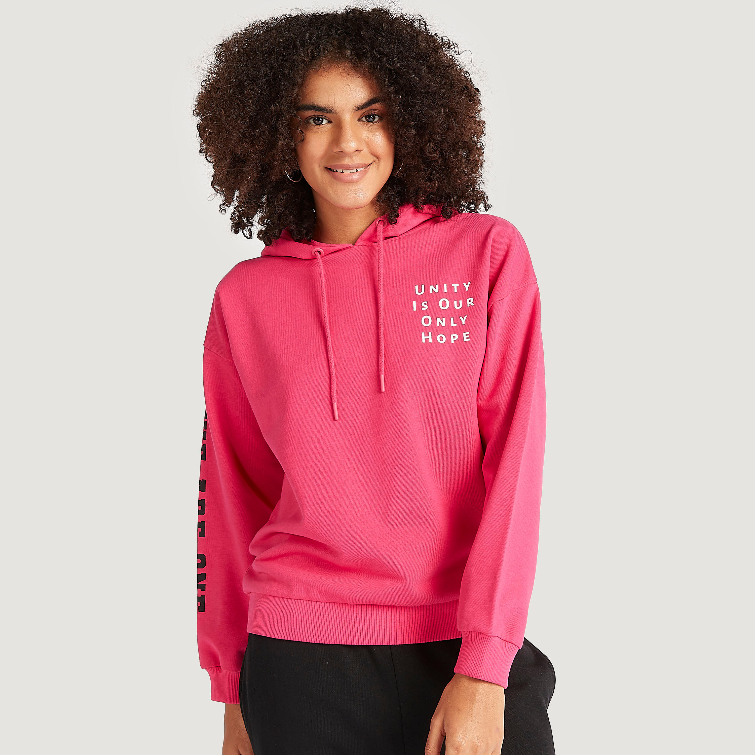 هودي بأكمام طويلة وطبعات شعار-women-winterwear-hoodiesandsweatshirts-hoodies-image-1