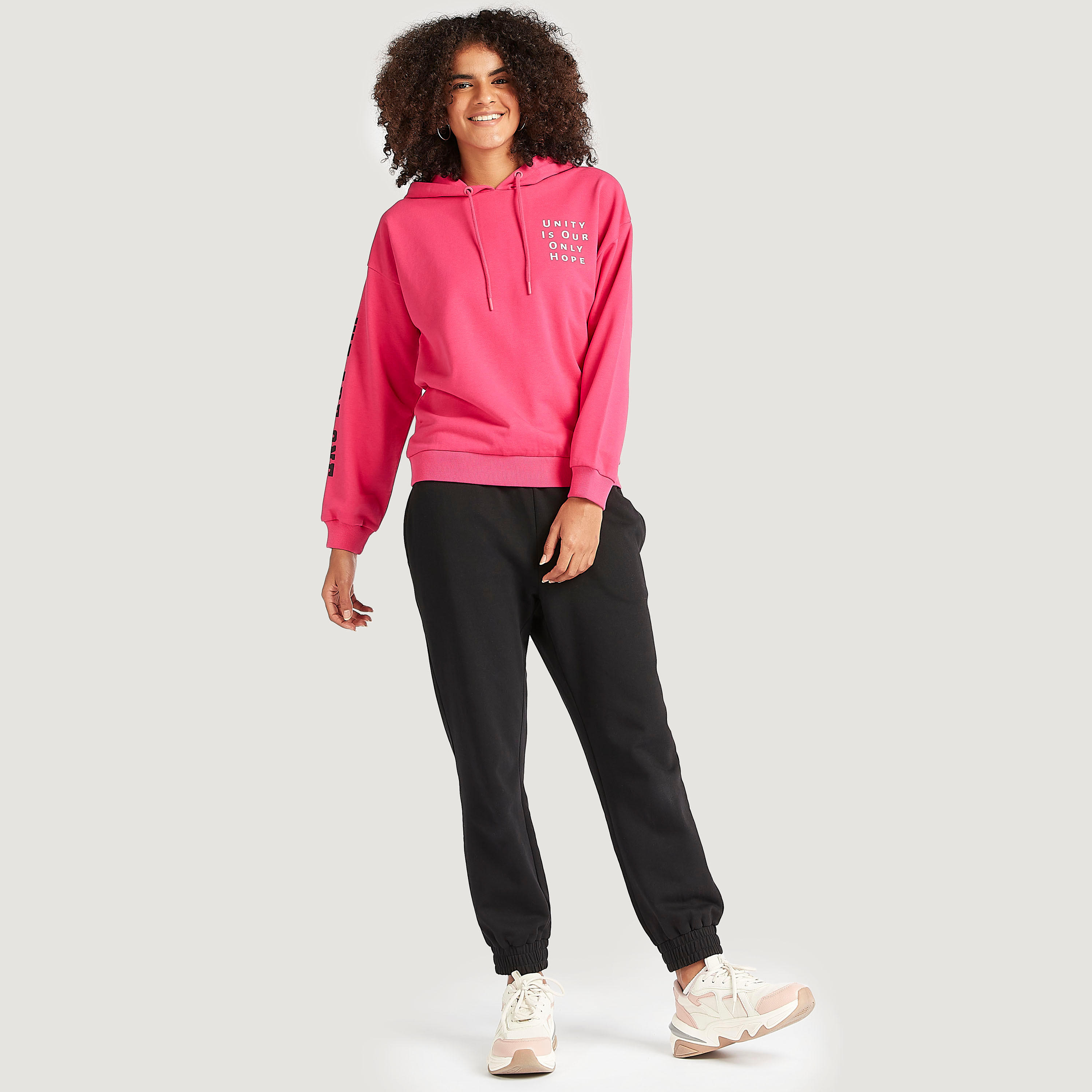 هودي بأكمام طويلة وطبعات شعار-women-winterwear-hoodiesandsweatshirts-hoodies-image-2