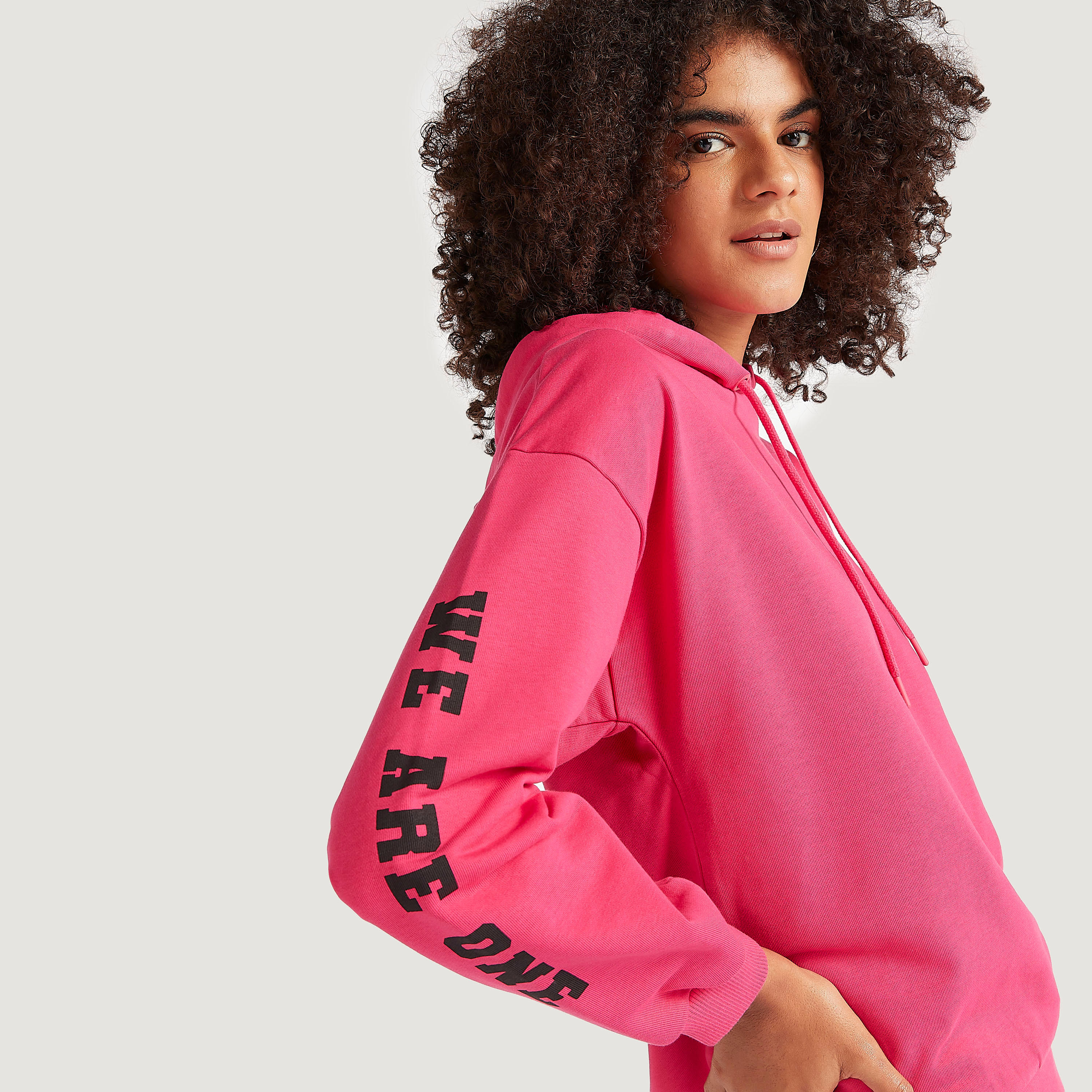 هودي بأكمام طويلة وطبعات شعار-women-winterwear-hoodiesandsweatshirts-hoodies-image-3
