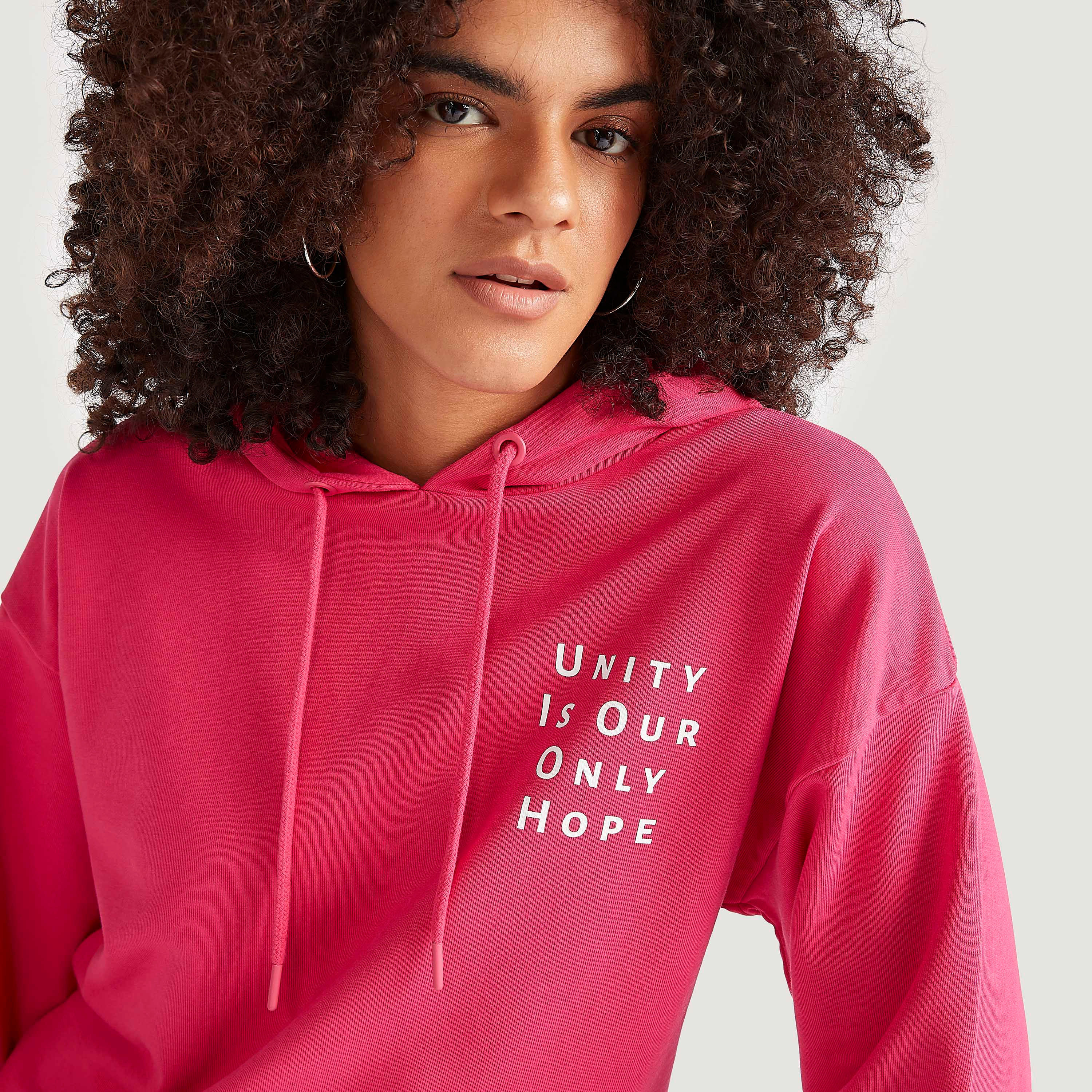 هودي بأكمام طويلة وطبعات شعار-women-winterwear-hoodiesandsweatshirts-hoodies-image-5