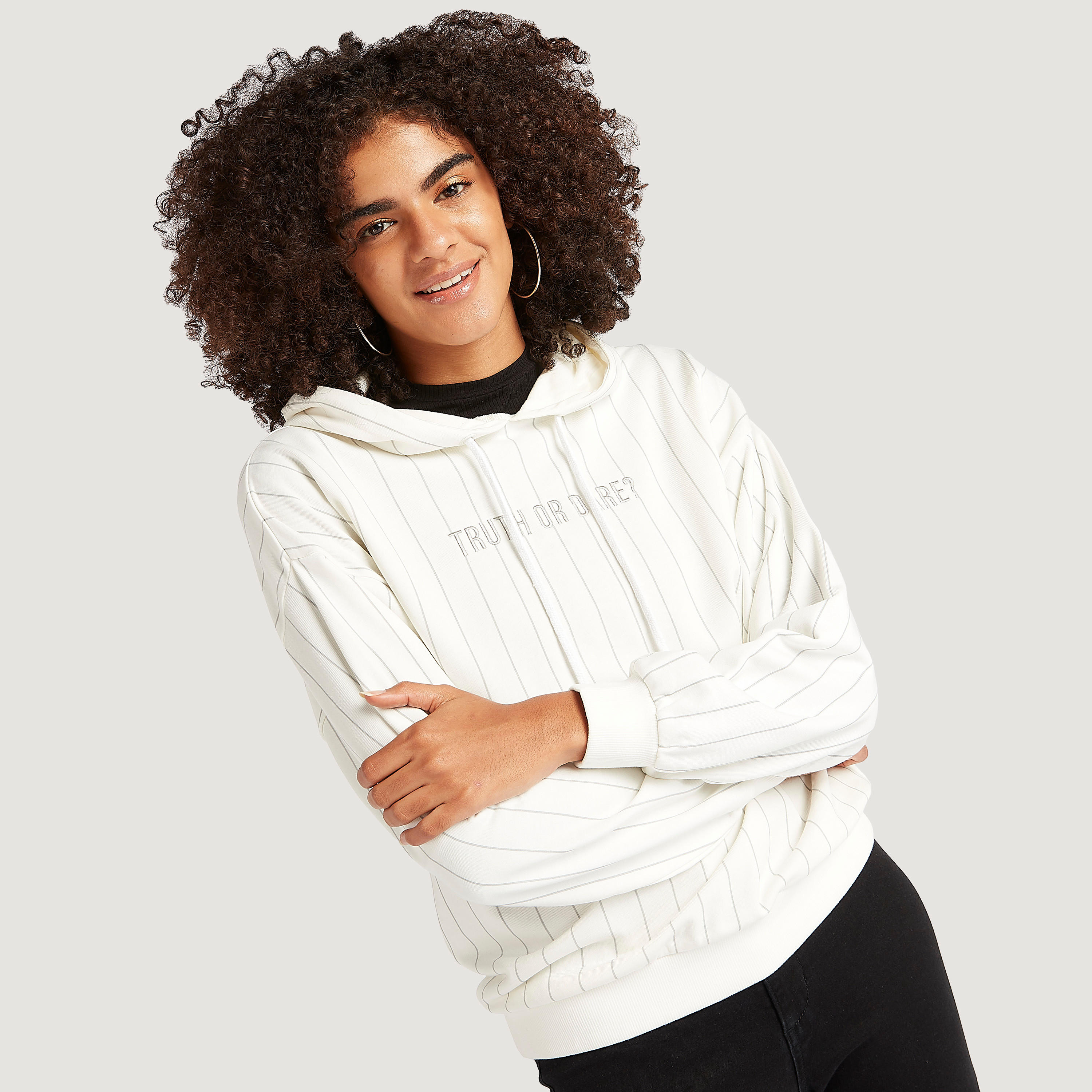 هودي مخطّط مطرّز بشعار  مع أكمام طويلة-women-winterwear-hoodiesandsweatshirts-hoodies-image-1