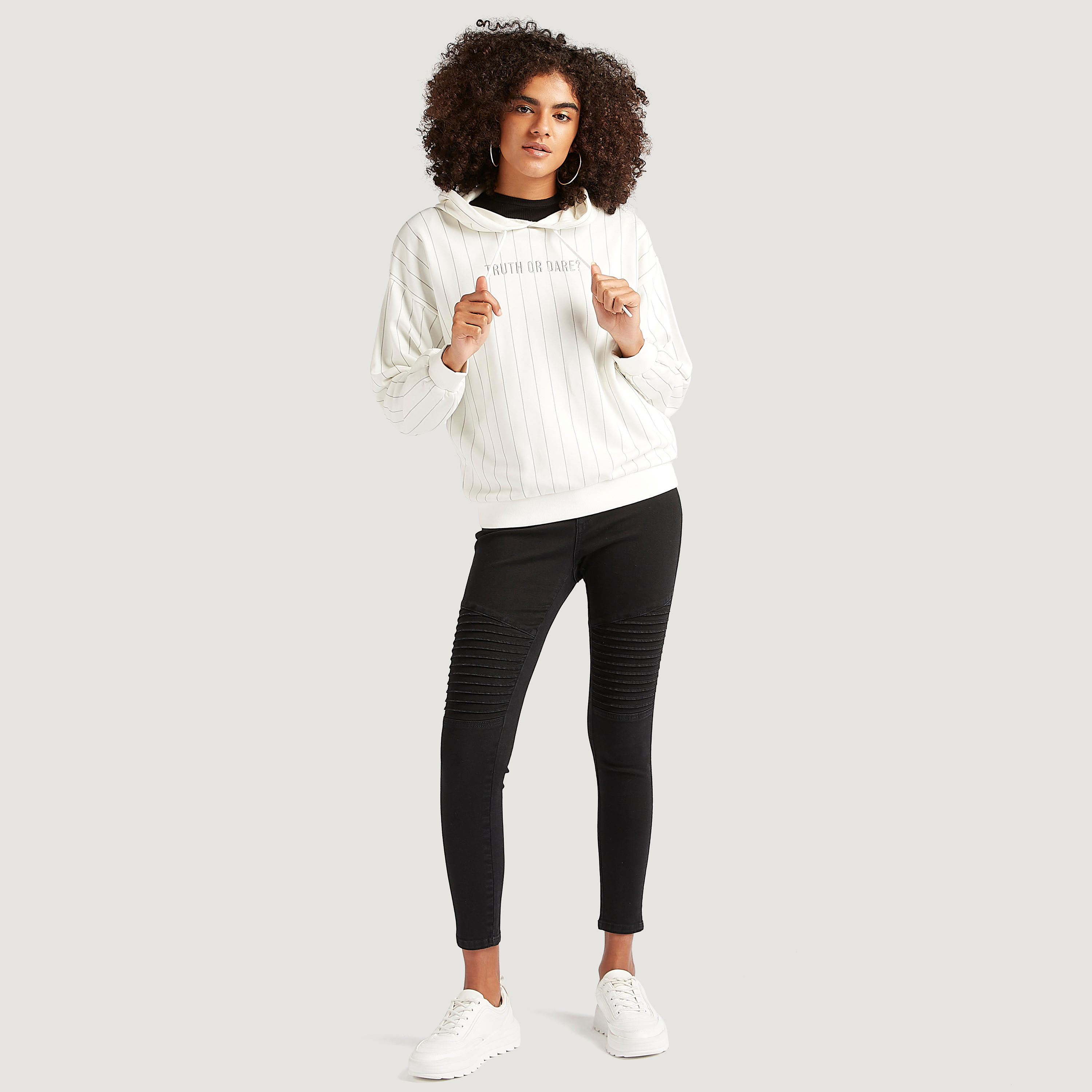 هودي مخطّط مطرّز بشعار  مع أكمام طويلة-women-winterwear-hoodiesandsweatshirts-hoodies-image-2
