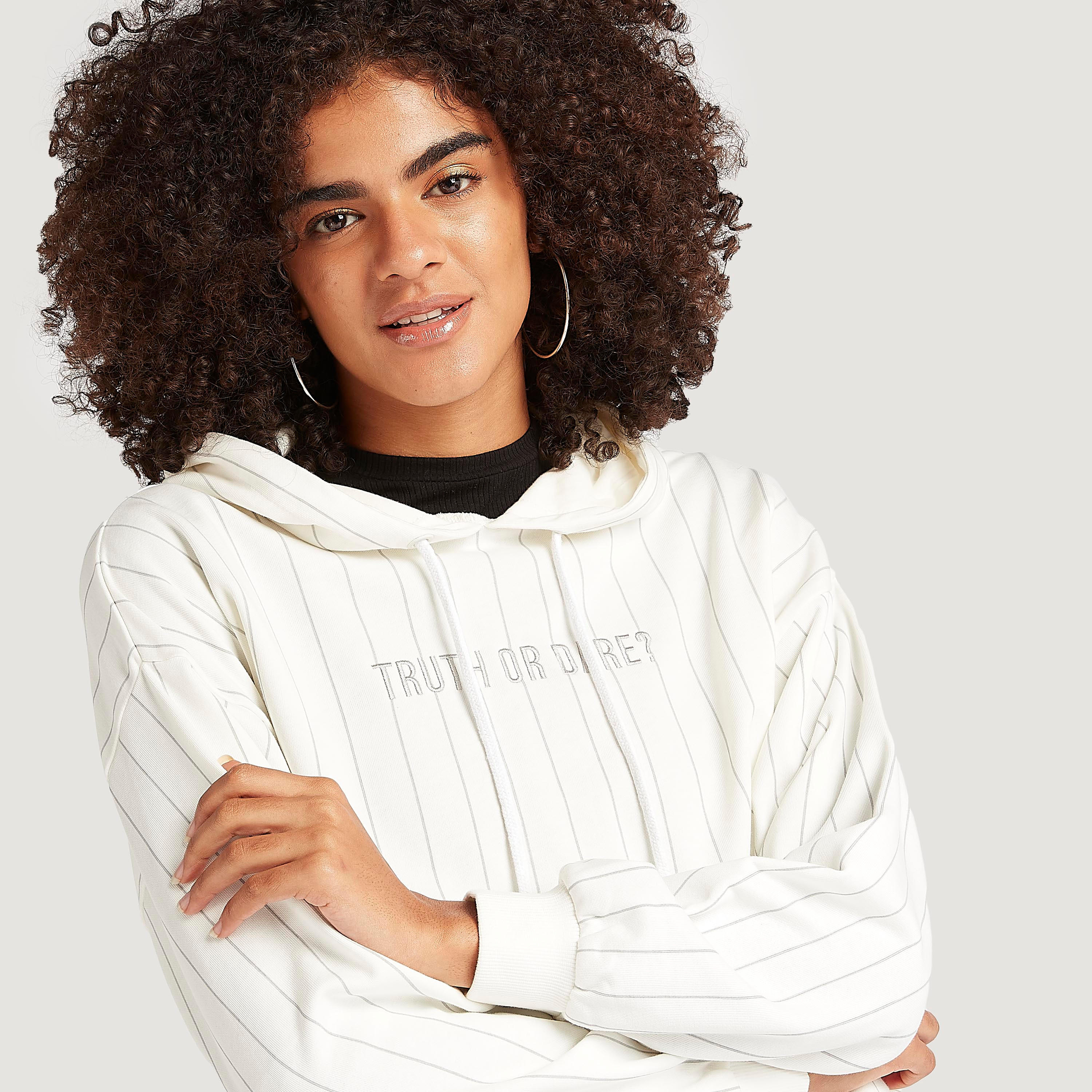 هودي مخطّط مطرّز بشعار  مع أكمام طويلة-women-winterwear-hoodiesandsweatshirts-hoodies-image-3